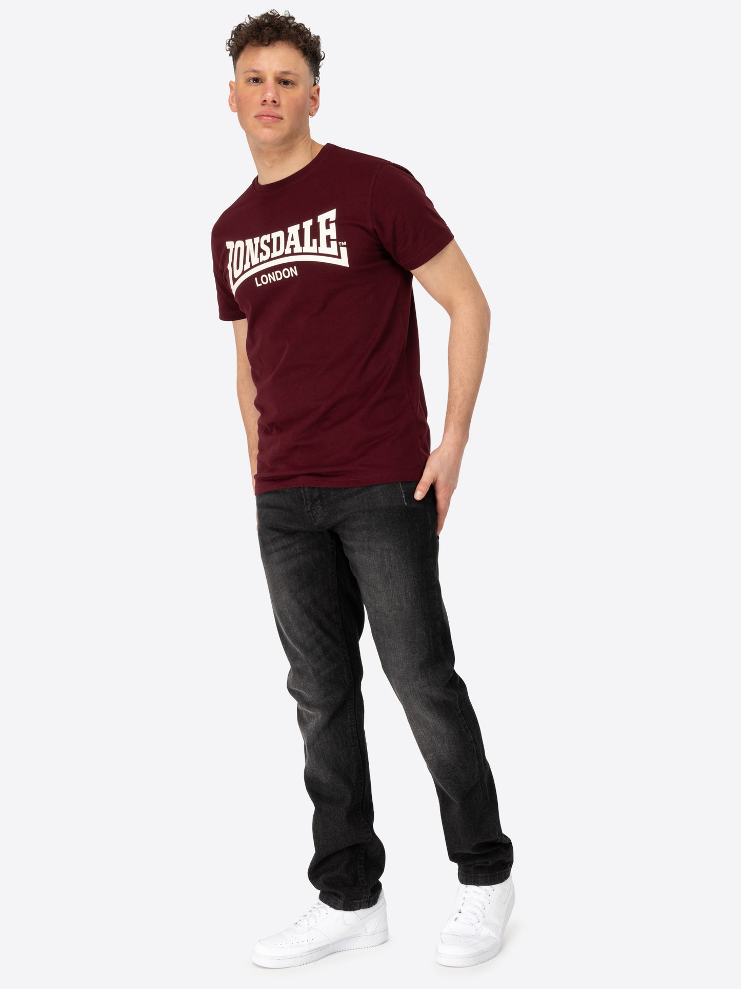 Vorderansicht: Oxblood Lonsdale Fulwood Herren T-Shirt mit weißem Logo-Print.