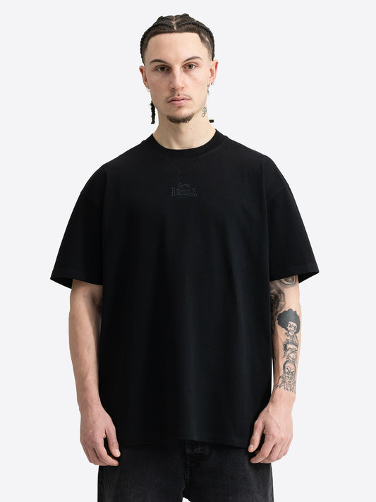 Schwarzes Lonsdale Oversize Herren T-Shirt mit dezenter Ton-in-Ton Logo-Stickerei von vorne.