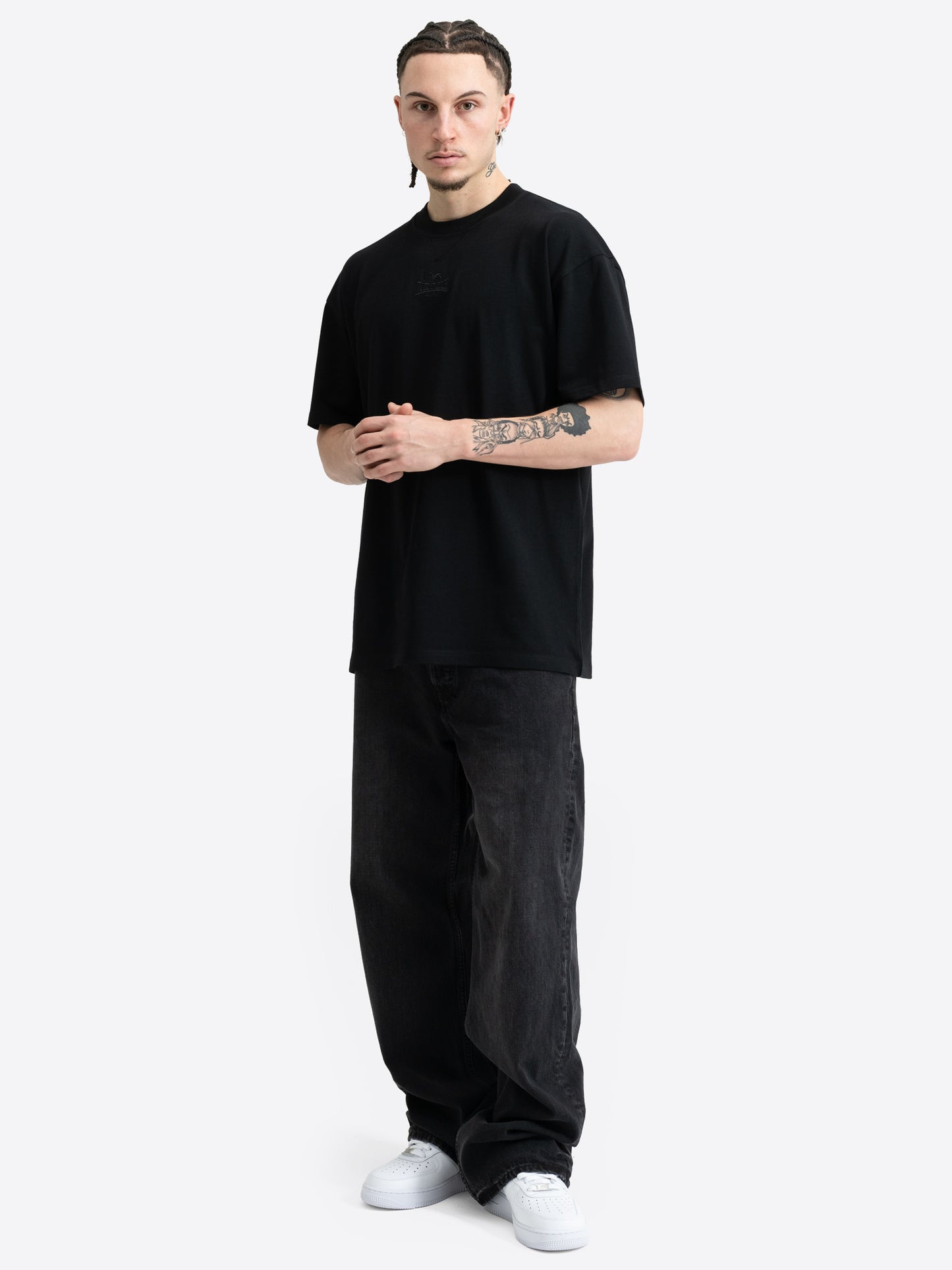 Schwarzes Lonsdale Oversize Herren T-Shirt mit dezenter Ton-in-Ton Logo-Stickerei von vorne.