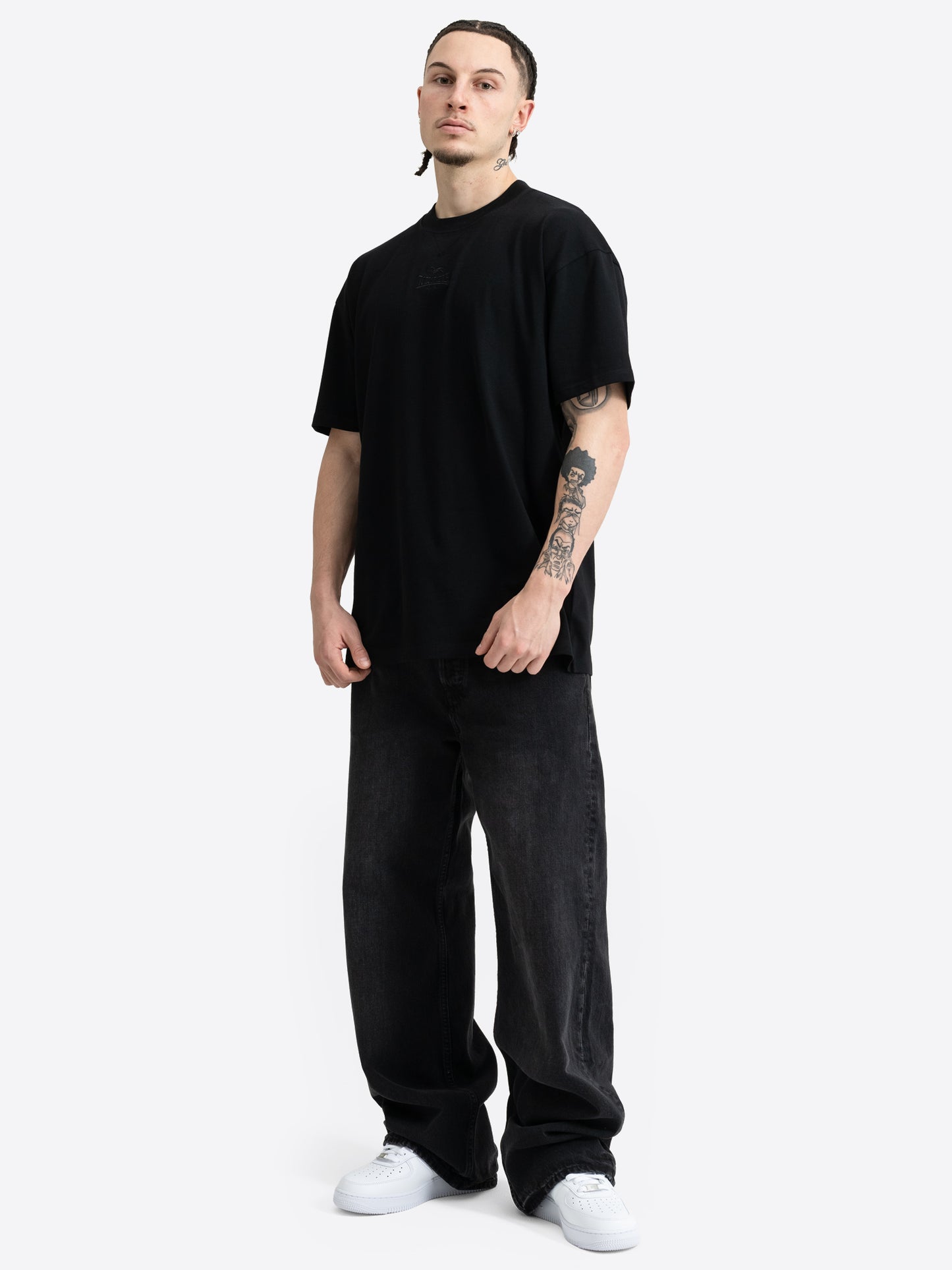 Schwarzes Lonsdale Oversize Herren T-Shirt mit dezenter Ton-in-Ton Logo-Stickerei von vorne.