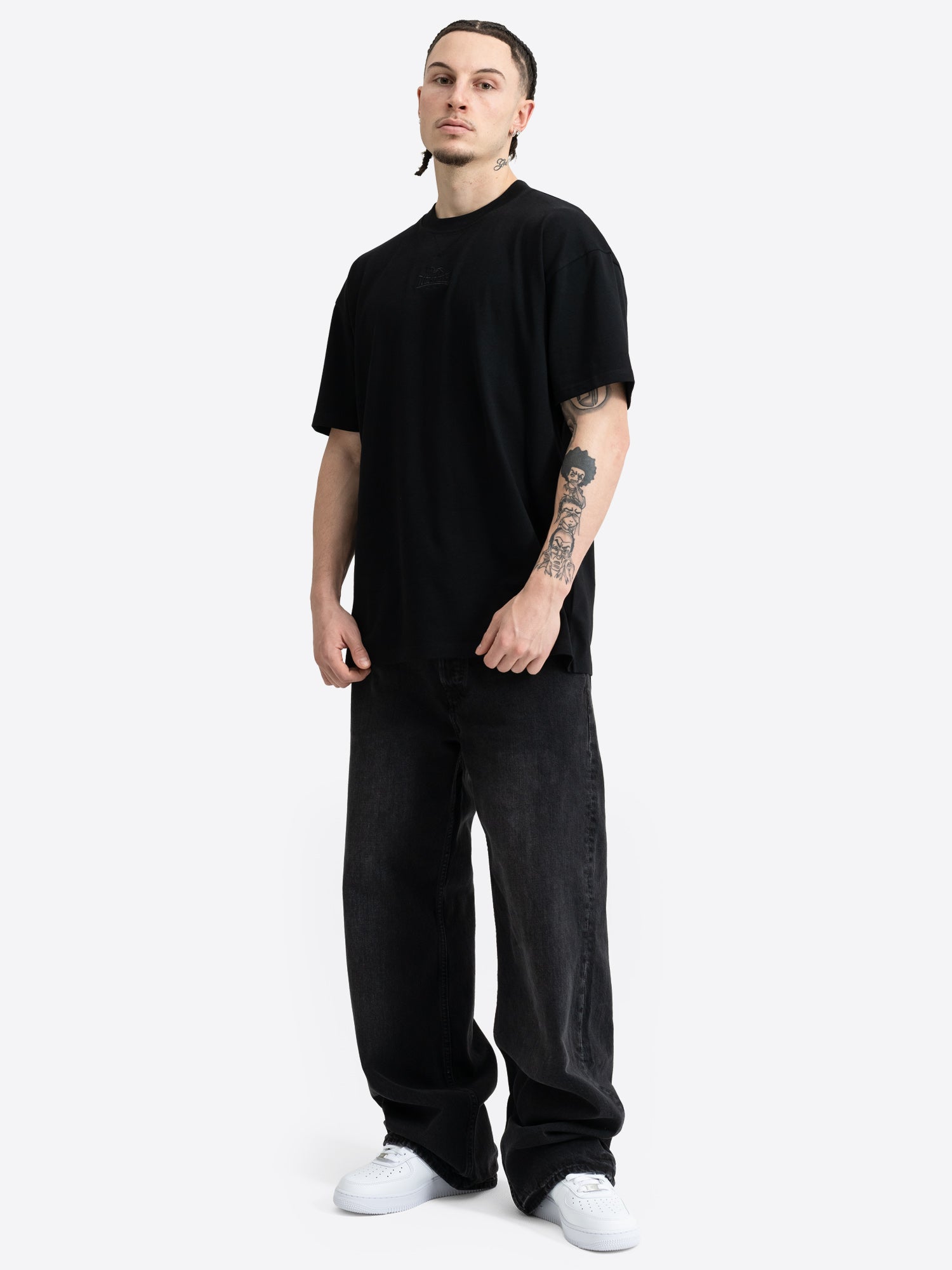 Schwarzes Lonsdale Oversize Herren T-Shirt mit dezenter Ton-in-Ton Logo-Stickerei von vorne.