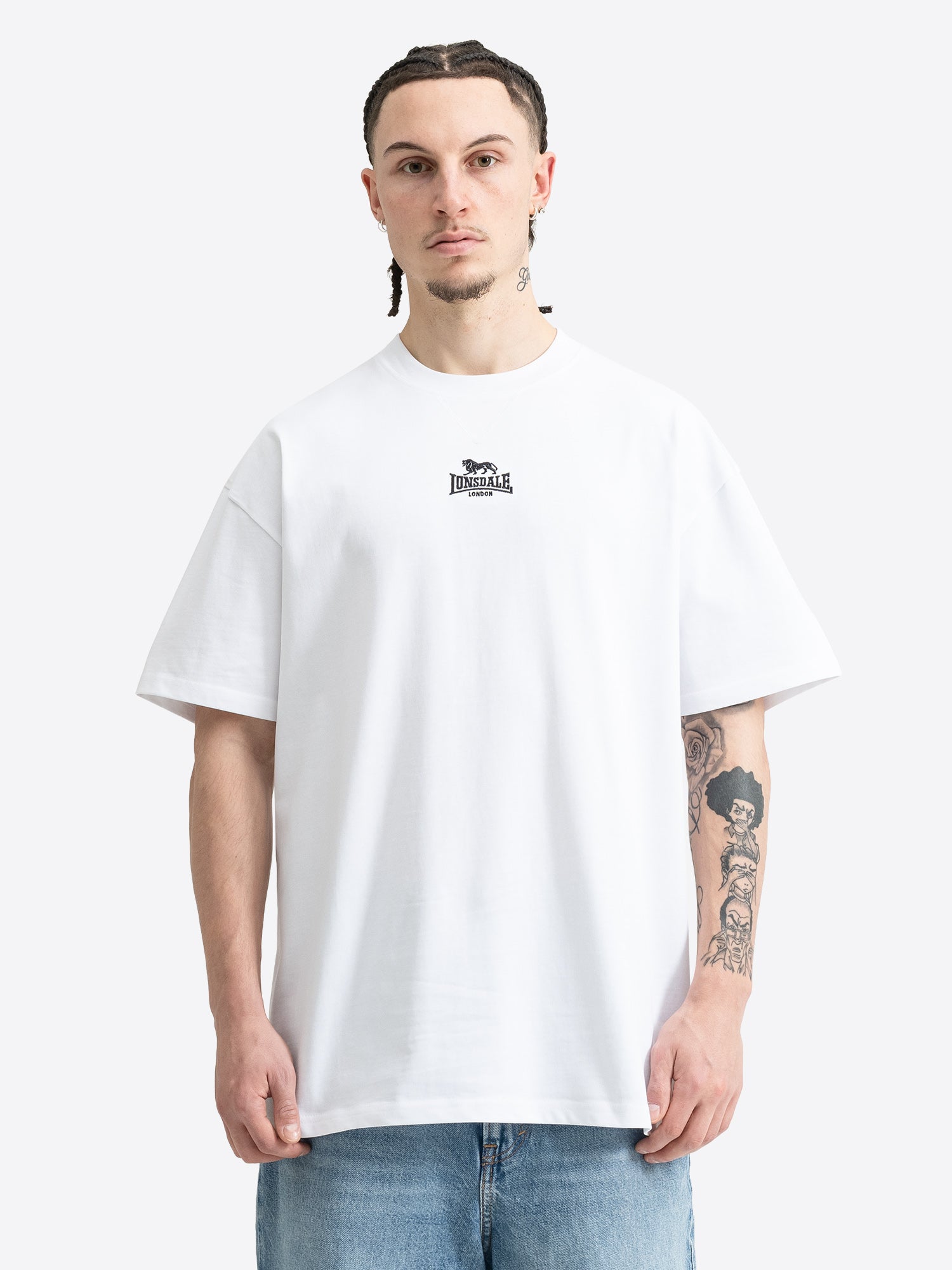Weisses Lonsdale Oversize Herren T-Shirt mit kleiner schwarzer Logo-Stickerei von vorne.