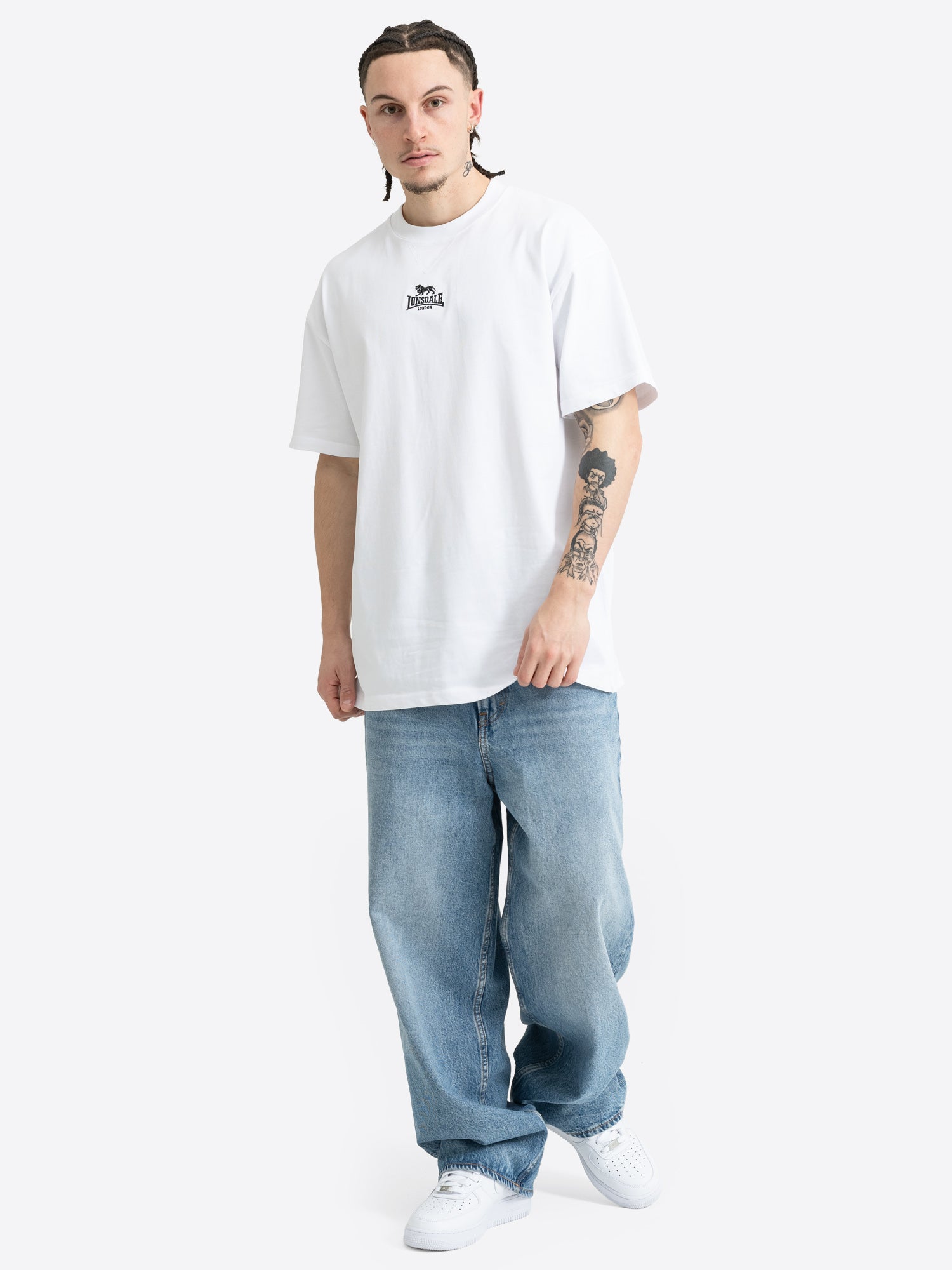 Weisses Lonsdale Oversize Herren T-Shirt mit kleiner schwarzer Logo-Stickerei von vorne.