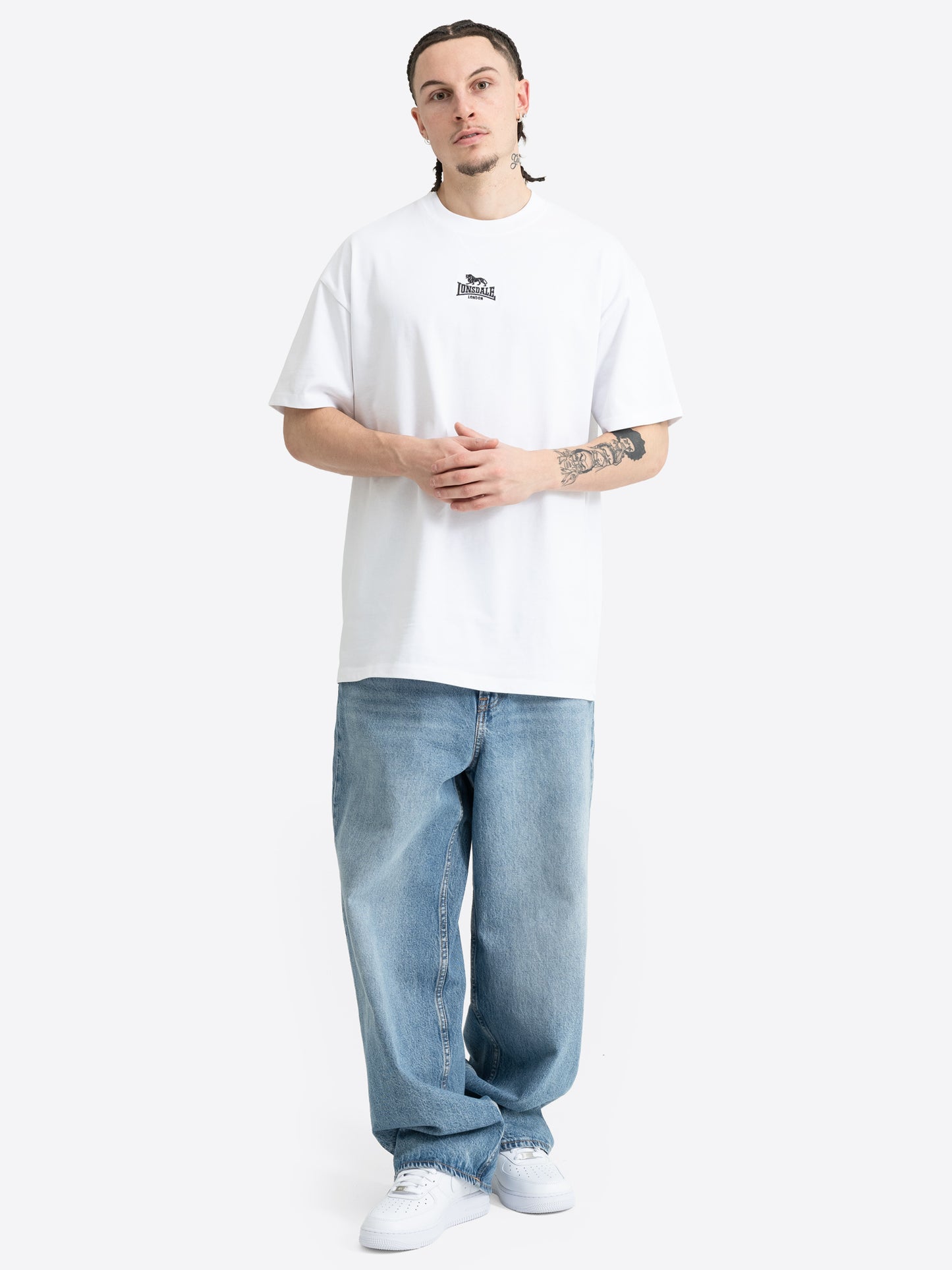 Weisses Lonsdale Oversize Herren T-Shirt mit kleiner schwarzer Logo-Stickerei von vorne.