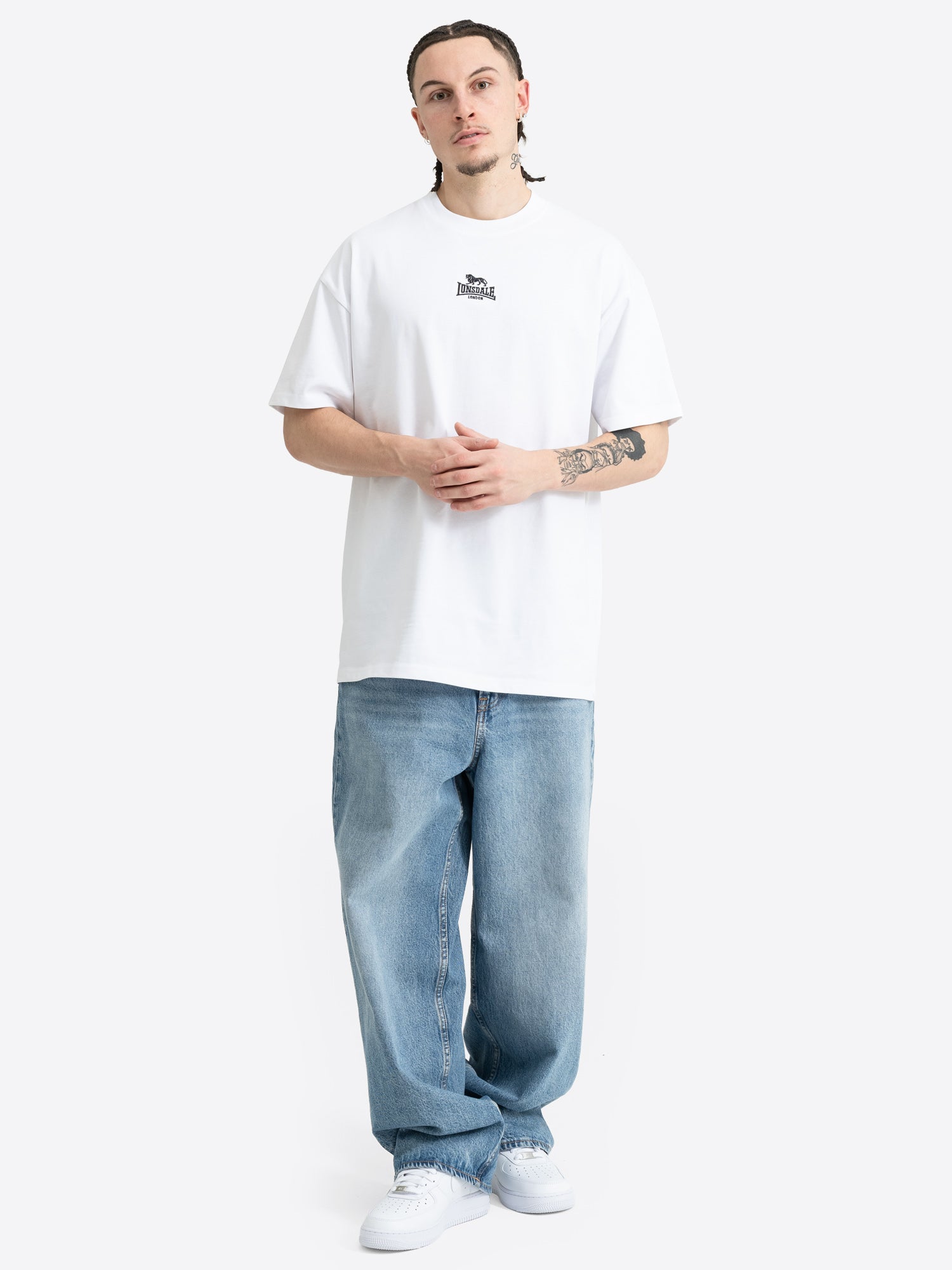 Weisses Lonsdale Oversize Herren T-Shirt mit kleiner schwarzer Logo-Stickerei von vorne.