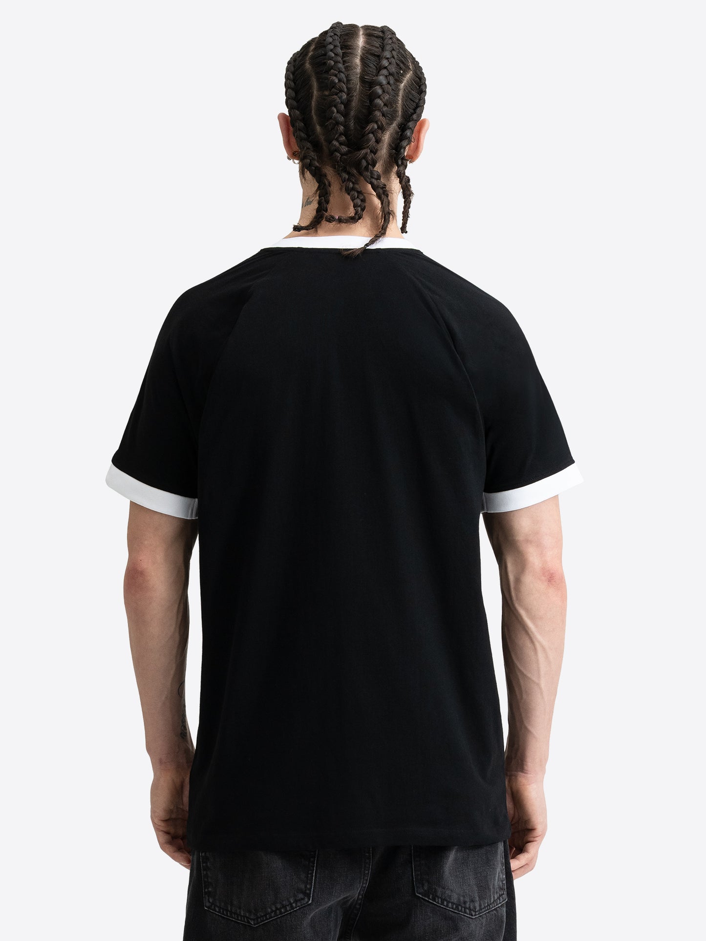 Rückseite des schwarzen Lonsdale Herren T-Shirts mit Raglan-Ärmeln und zweifarbigen Streifen.