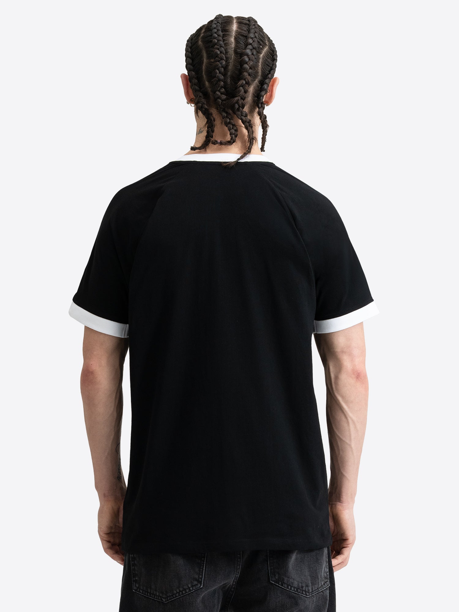 Rückseite des schwarzen Lonsdale Herren T-Shirts mit Raglan-Ärmeln und zweifarbigen Streifen.