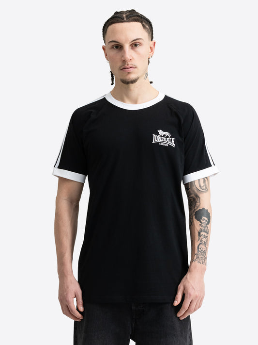 Schwarzes Lonsdale Herren T-Shirt in normaler Passform mit Streifen auf den Ärmeln und Logo-Stickerei.