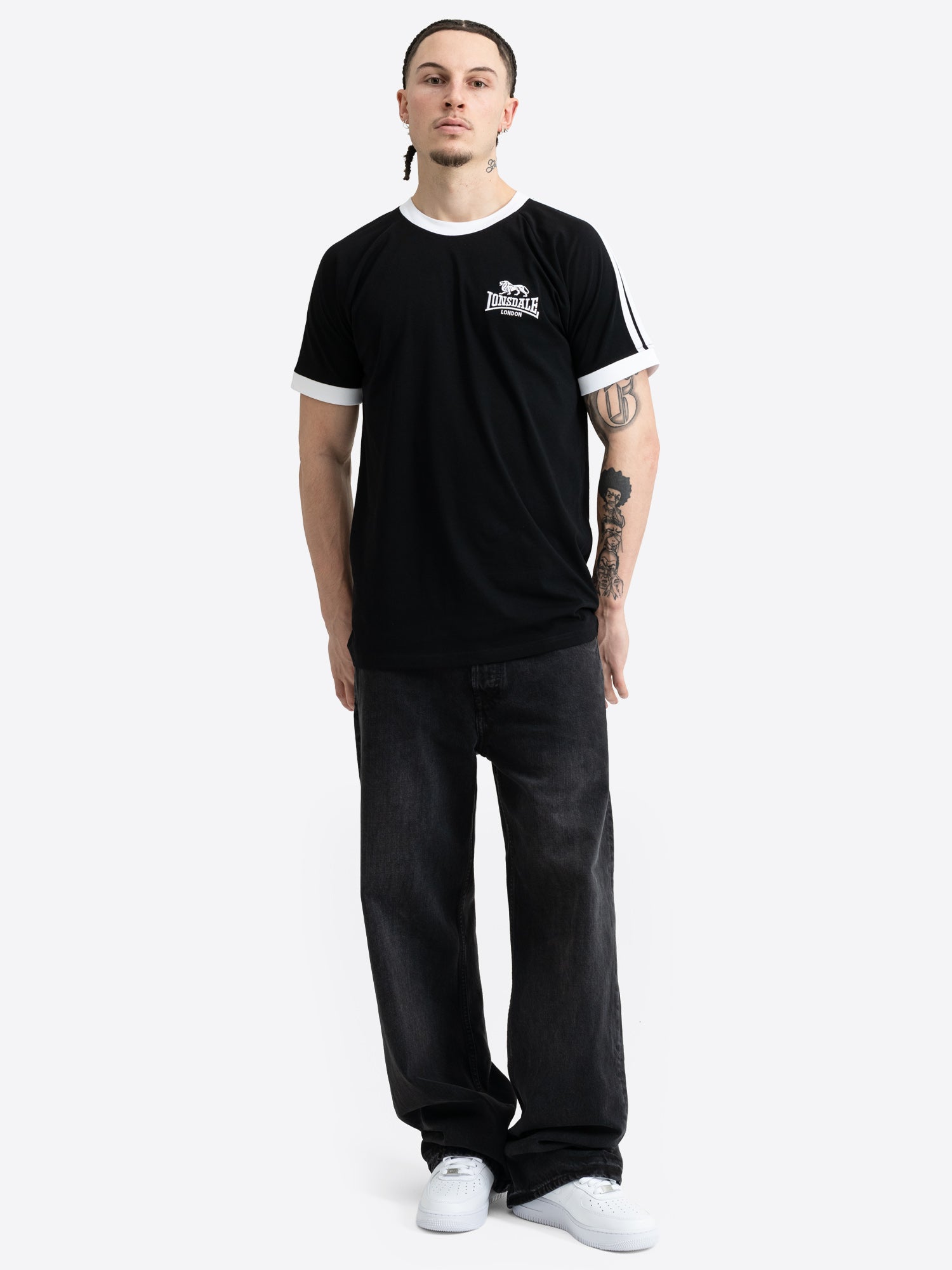 Schwarzes Lonsdale Herren T-Shirt in normaler Passform mit Streifen auf den Ärmeln und Logo-Stickerei.