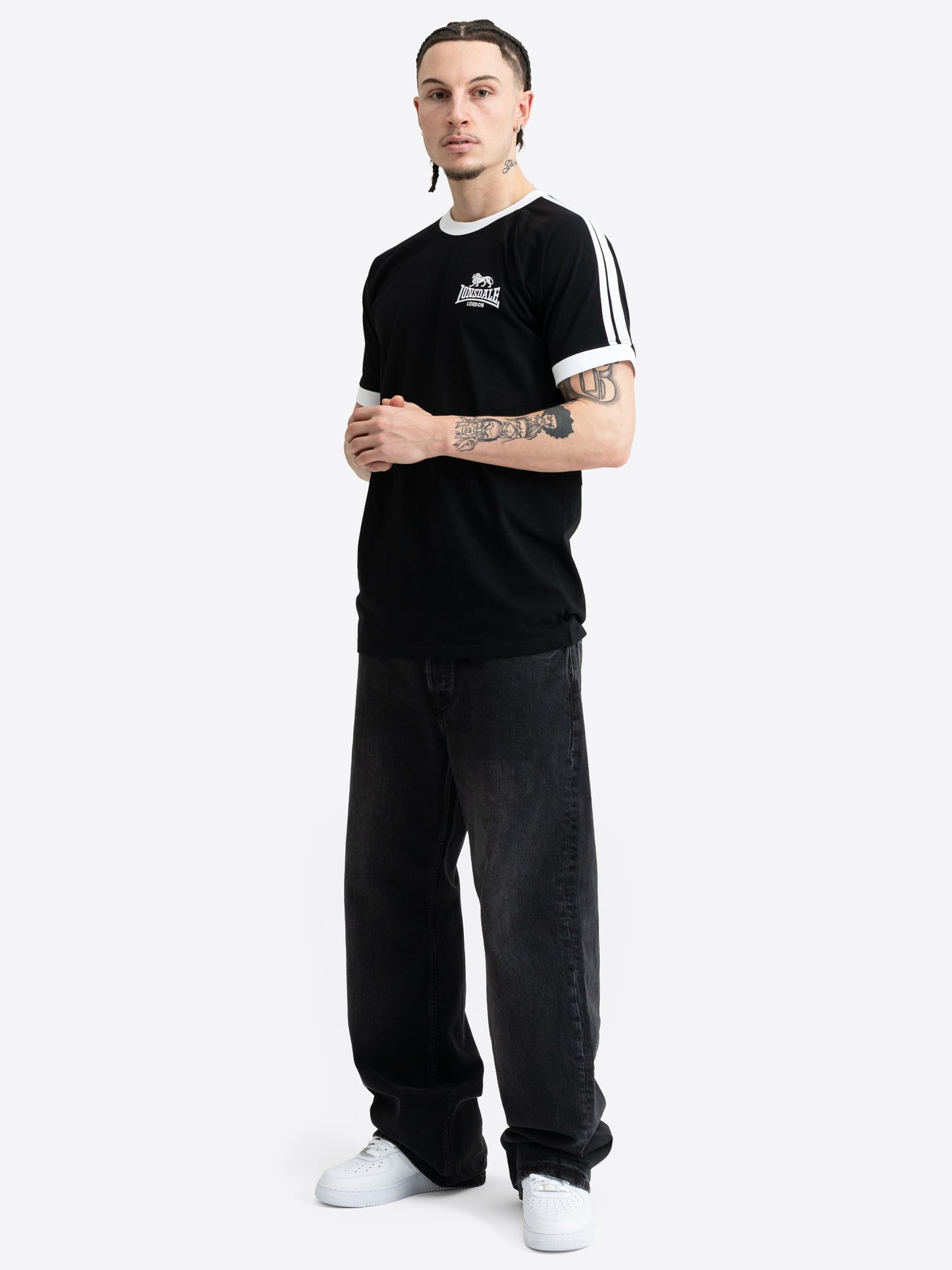 Schwarzes Lonsdale Herren T-Shirt in normaler Passform mit Streifen auf den Ärmeln und Logo-Stickerei.
