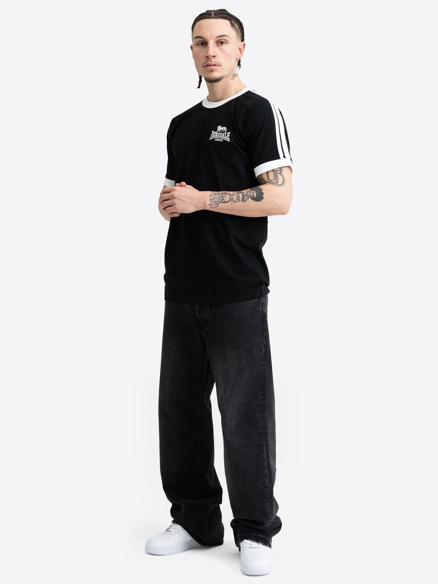 Schwarzes Lonsdale Herren T-Shirt in normaler Passform mit Streifen auf den Ärmeln und Logo-Stickerei.