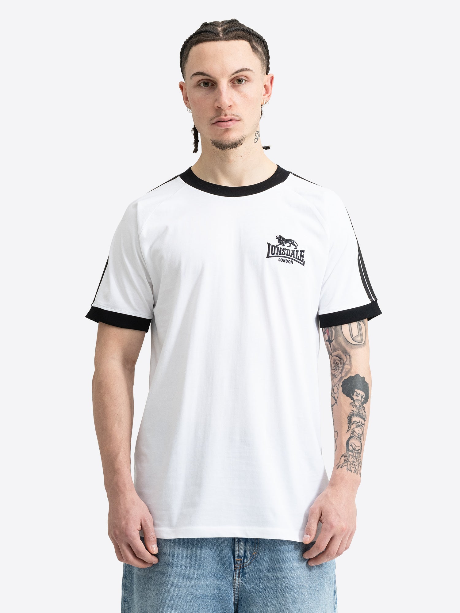 Weisses Lonsdale Herren T-Shirt in normaler Passform mit Streifen auf den Ärmeln und Logo-Stickerei.