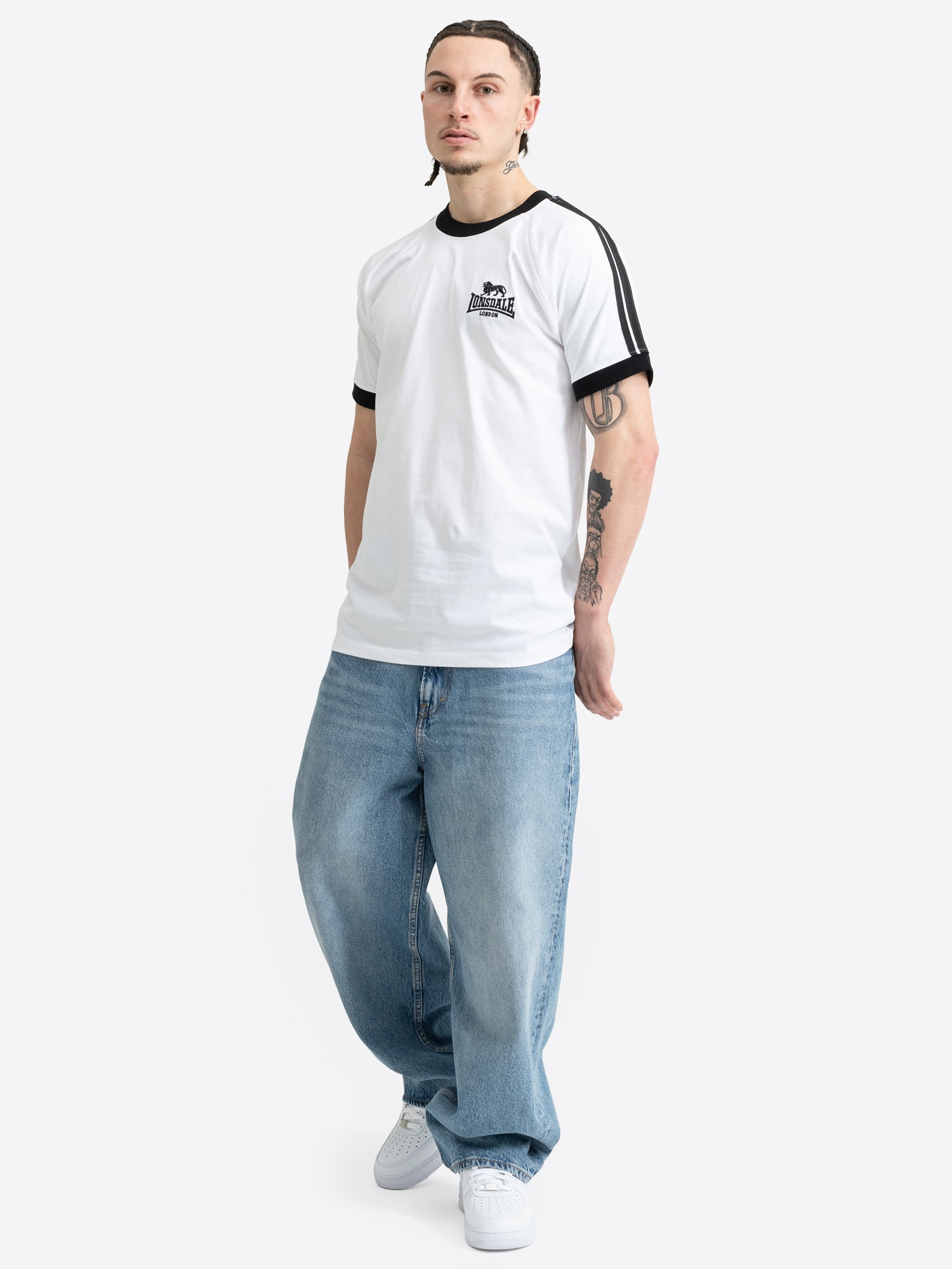 Weisses Lonsdale Herren T-Shirt in normaler Passform mit Streifen auf den Ärmeln und Logo-Stickerei.