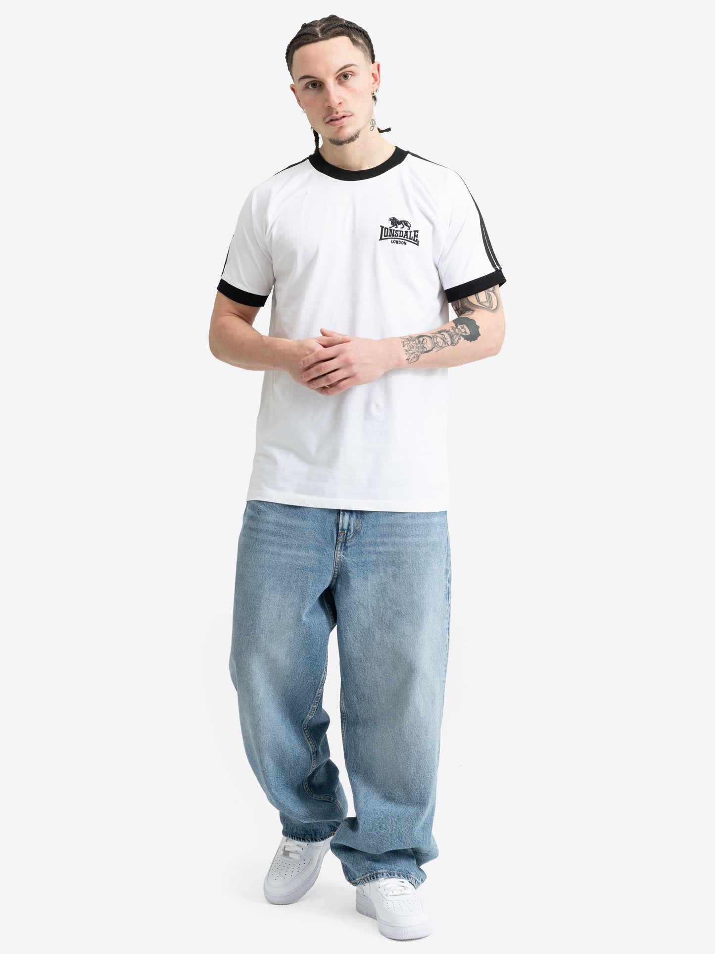 Weisses Lonsdale Herren T-Shirt in normaler Passform mit Streifen auf den Ärmeln und Logo-Stickerei.