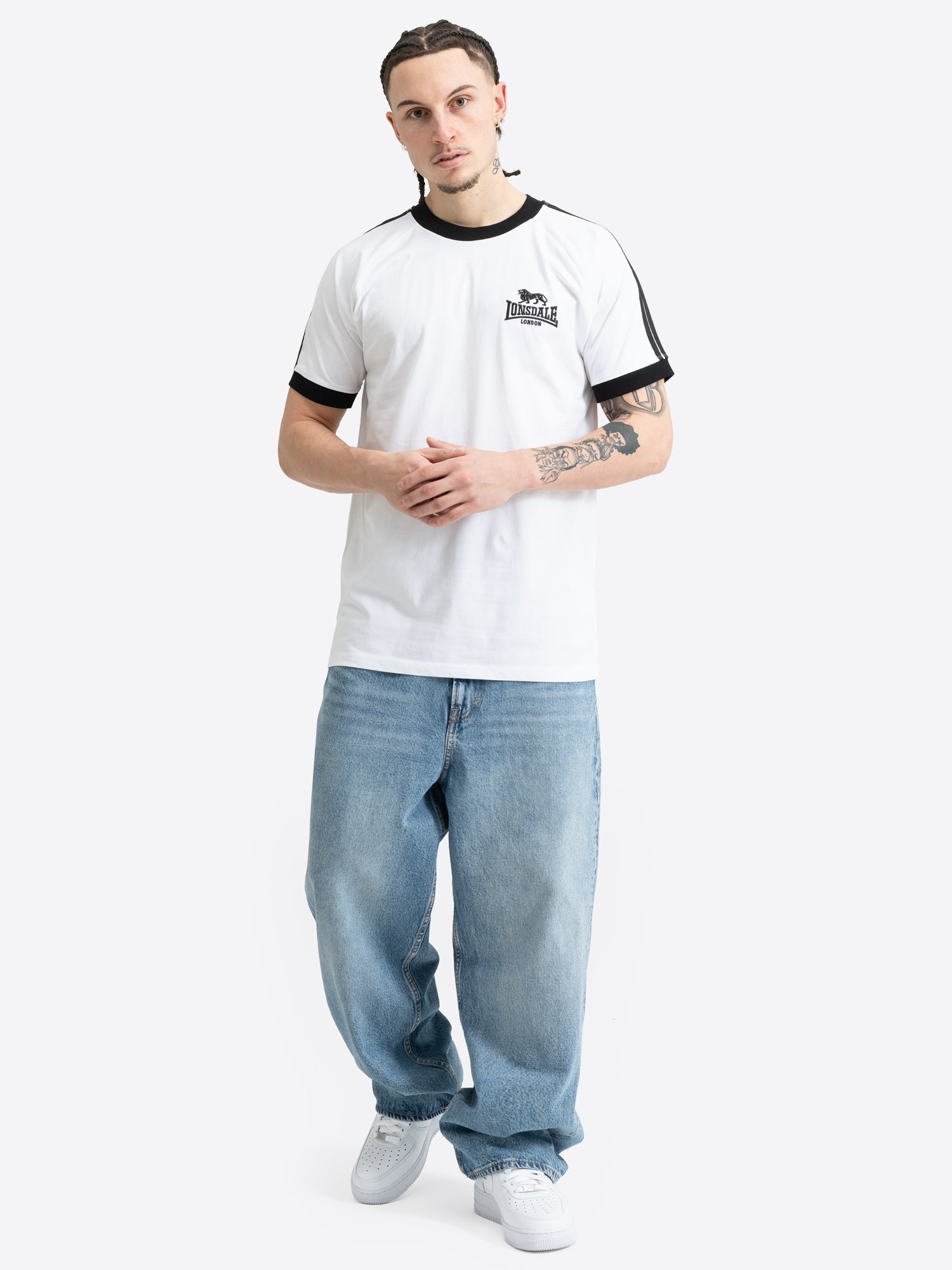 Weisses Lonsdale Herren T-Shirt in normaler Passform mit Streifen auf den Ärmeln und Logo-Stickerei.