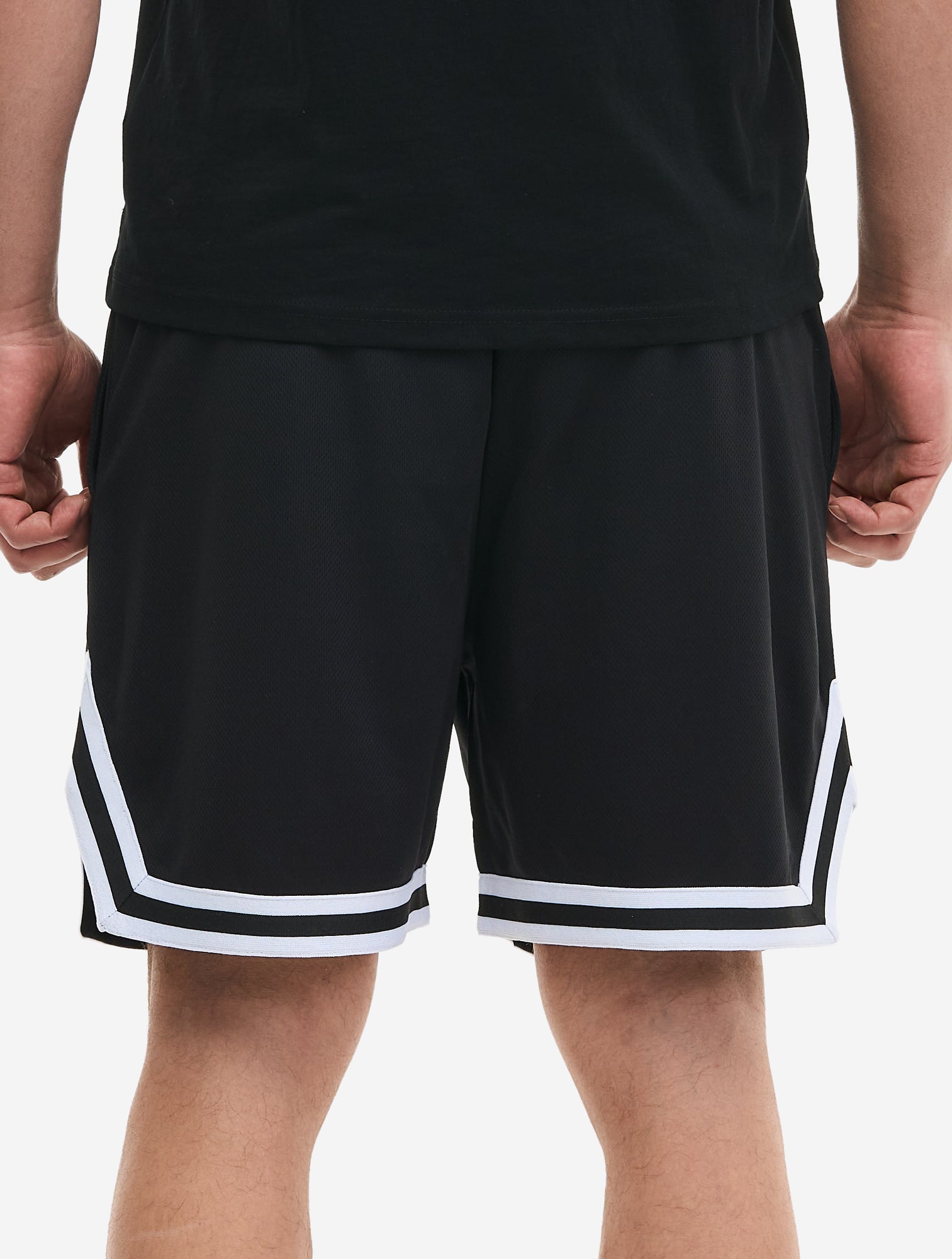 Rückansicht der Lonsdale Unisex-Shorts in Schwarz mit normaler Passform.