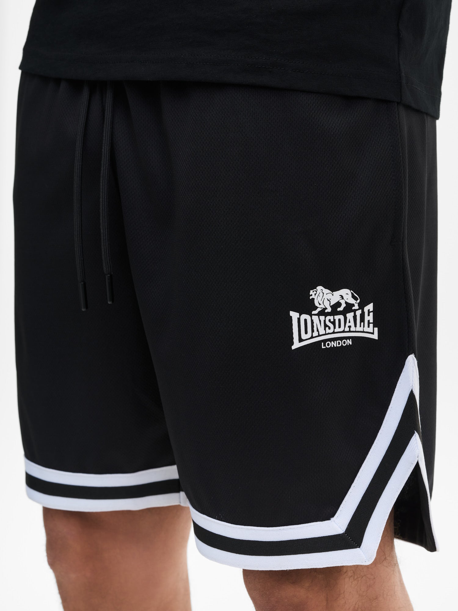 Elastischer Bund mit Zugband und gestrickter Saumkante der Lonsdale Shorts Schwarz.
