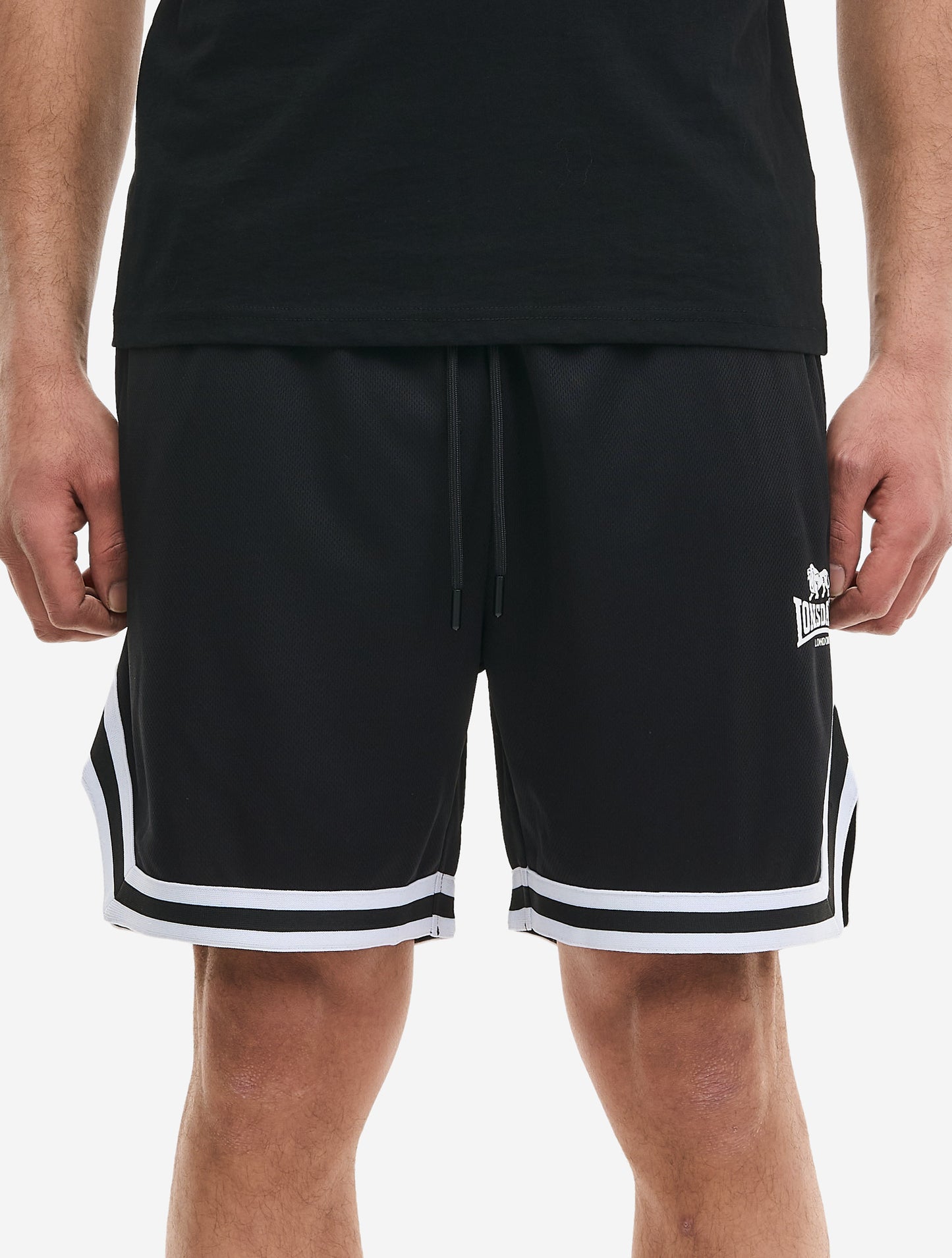 Schwarze Lonsdale Unisex-Shorts mit Logo-Print und weissem Strickband am Saum.