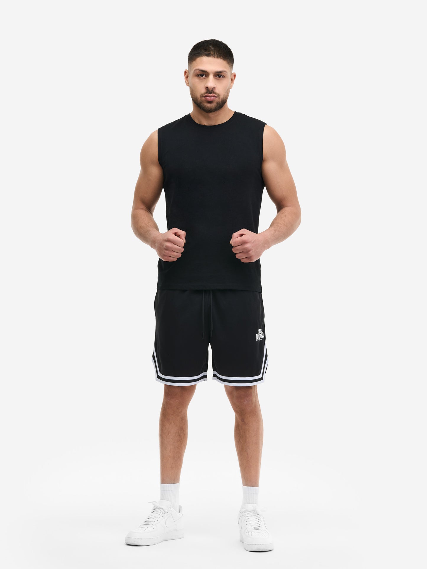 Schwarze Lonsdale Unisex-Shorts mit Logo-Print und weissem Strickband am Saum.