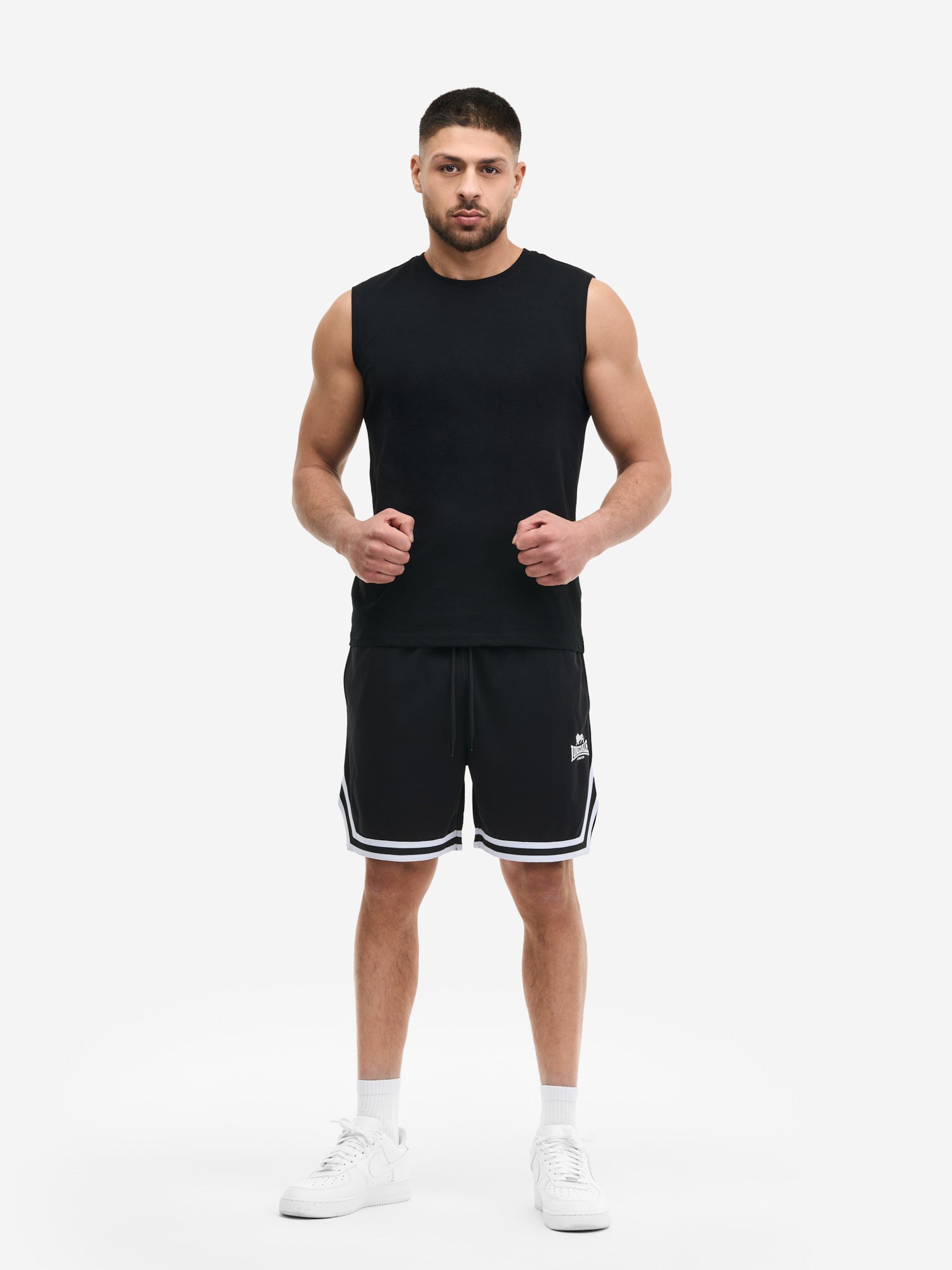Schwarze Lonsdale Unisex-Shorts mit Logo-Print und weissem Strickband am Saum.