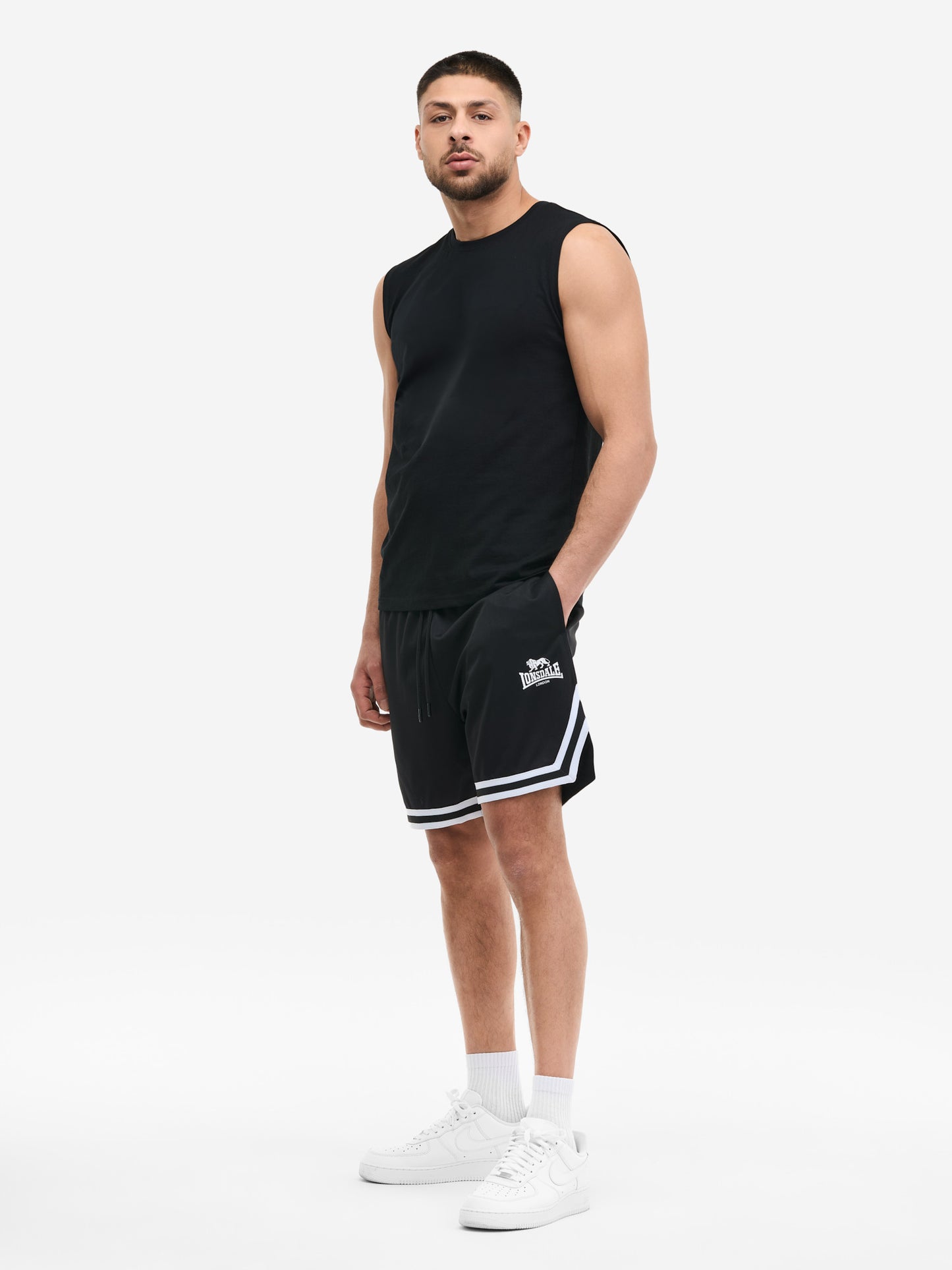 Schwarze Lonsdale Unisex-Shorts mit Logo-Print und weissem Strickband am Saum.