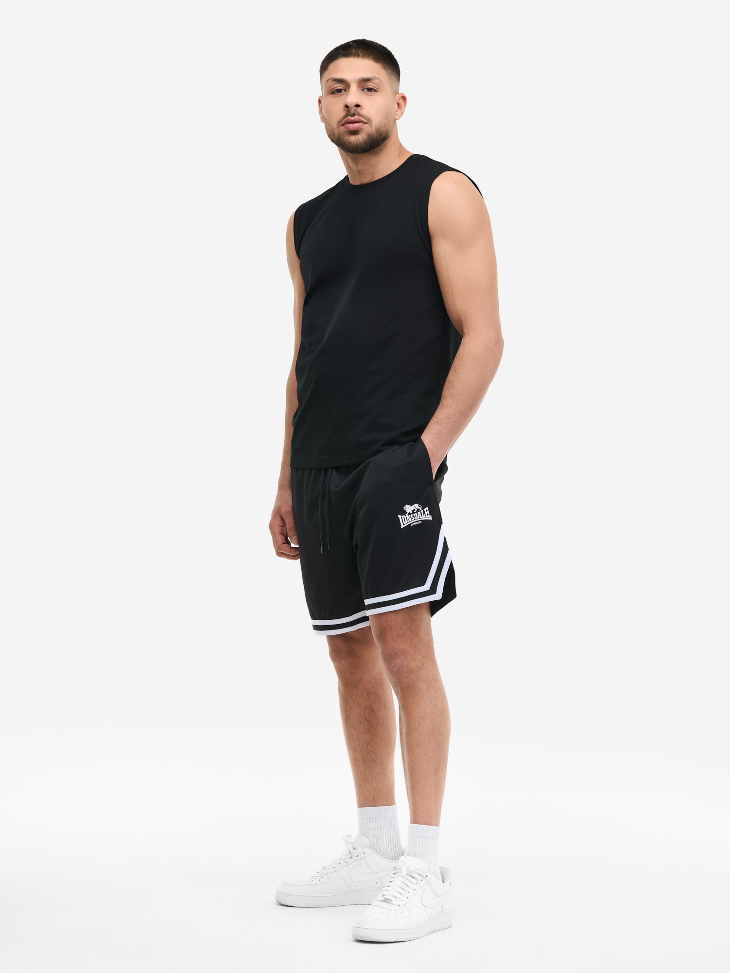 Schwarze Lonsdale Unisex-Shorts mit Logo-Print und weissem Strickband am Saum.