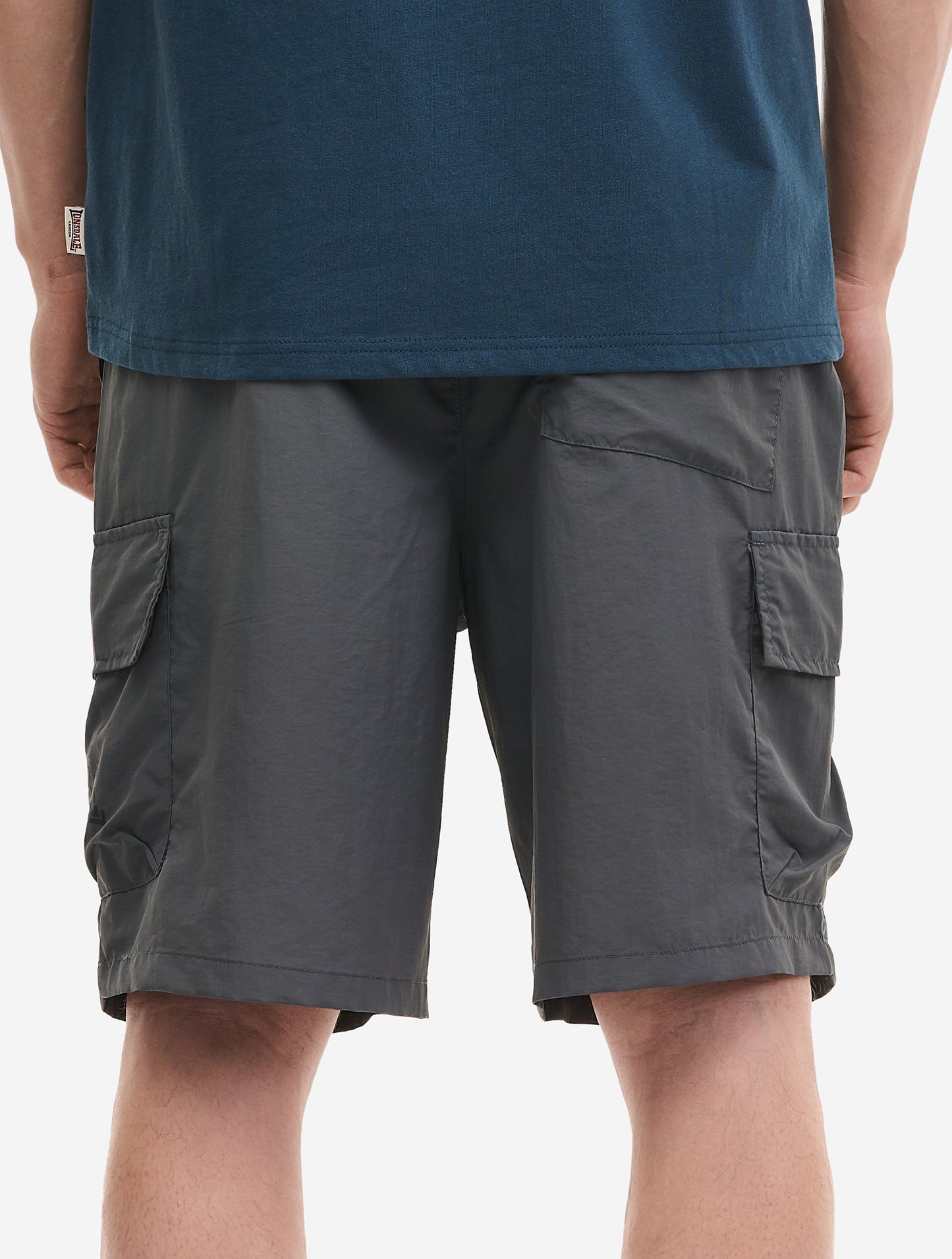 Rückseite der Lonsdale Shorts in Anthrazit mit aufgesetzter Gesässtasche.