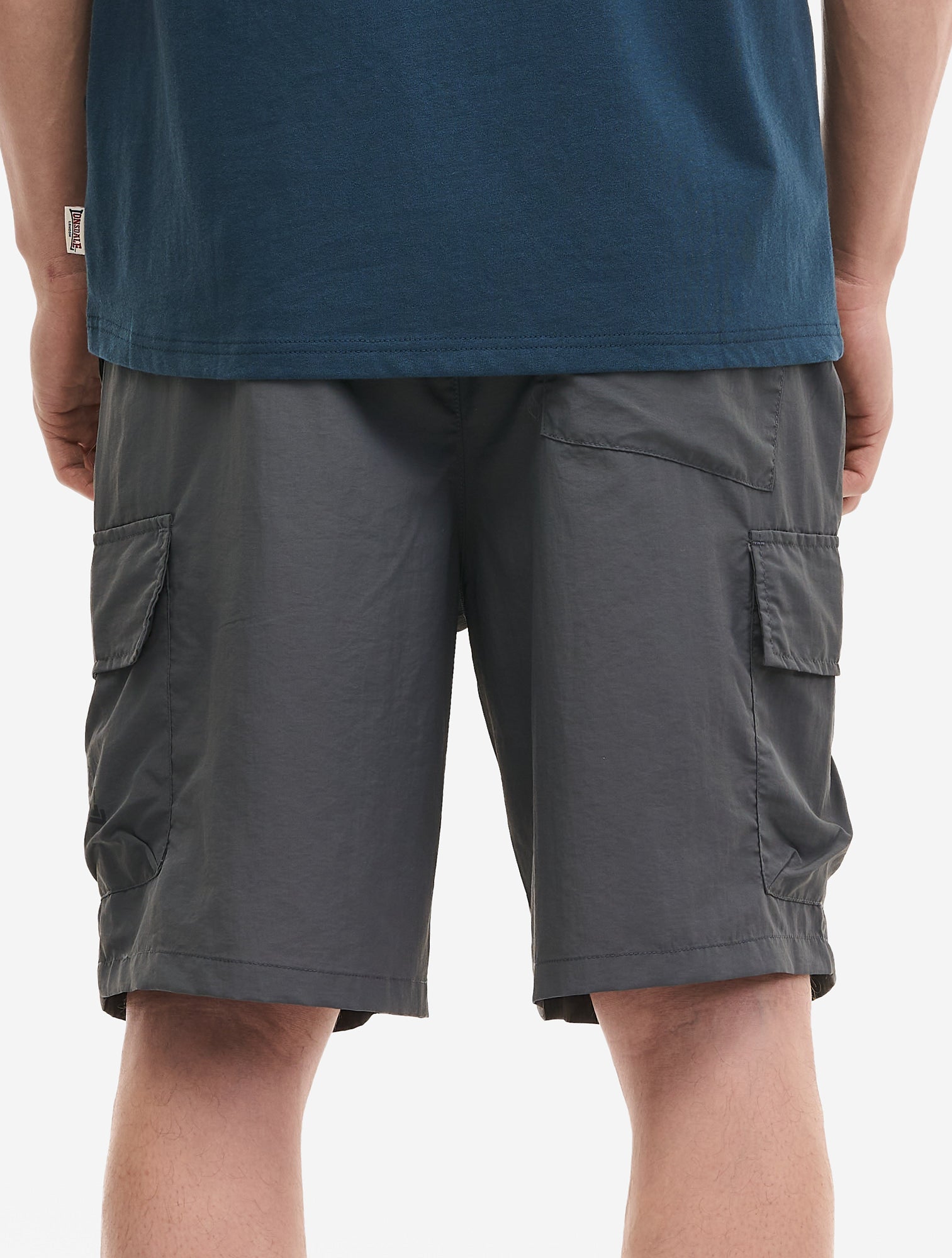 Rückseite der Lonsdale Shorts in Anthrazit mit aufgesetzter Gesässtasche.