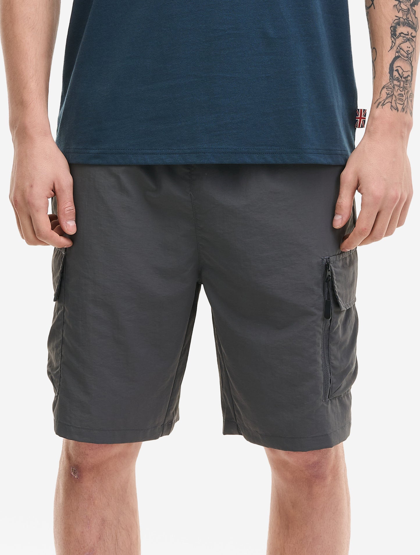 Anthrazitfarbene Lonsdale Herren Cargo-Shorts mit Logo-Print am Bein.