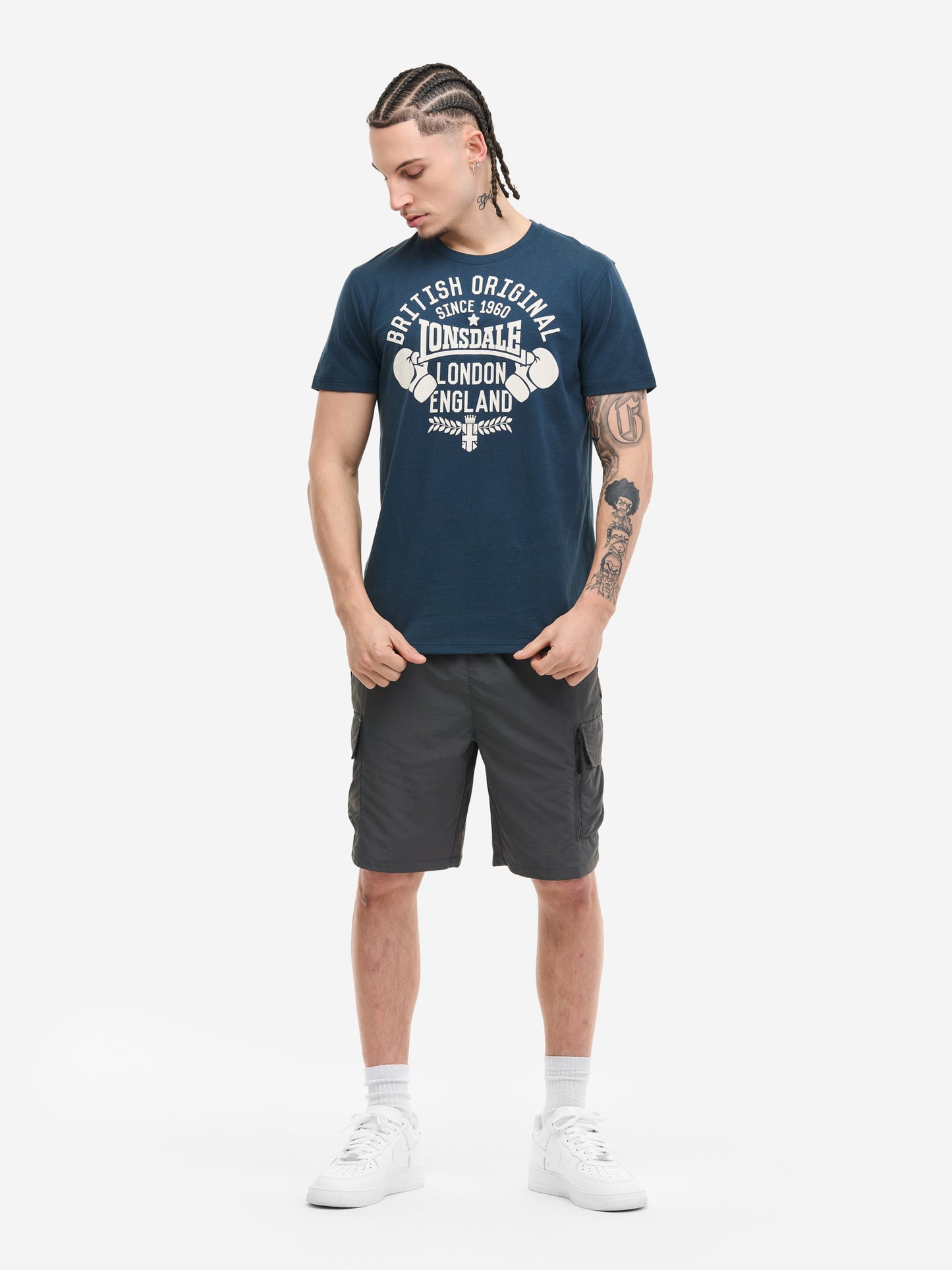 Anthrazitfarbene Lonsdale Herren Cargo-Shorts mit Logo-Print am Bein.