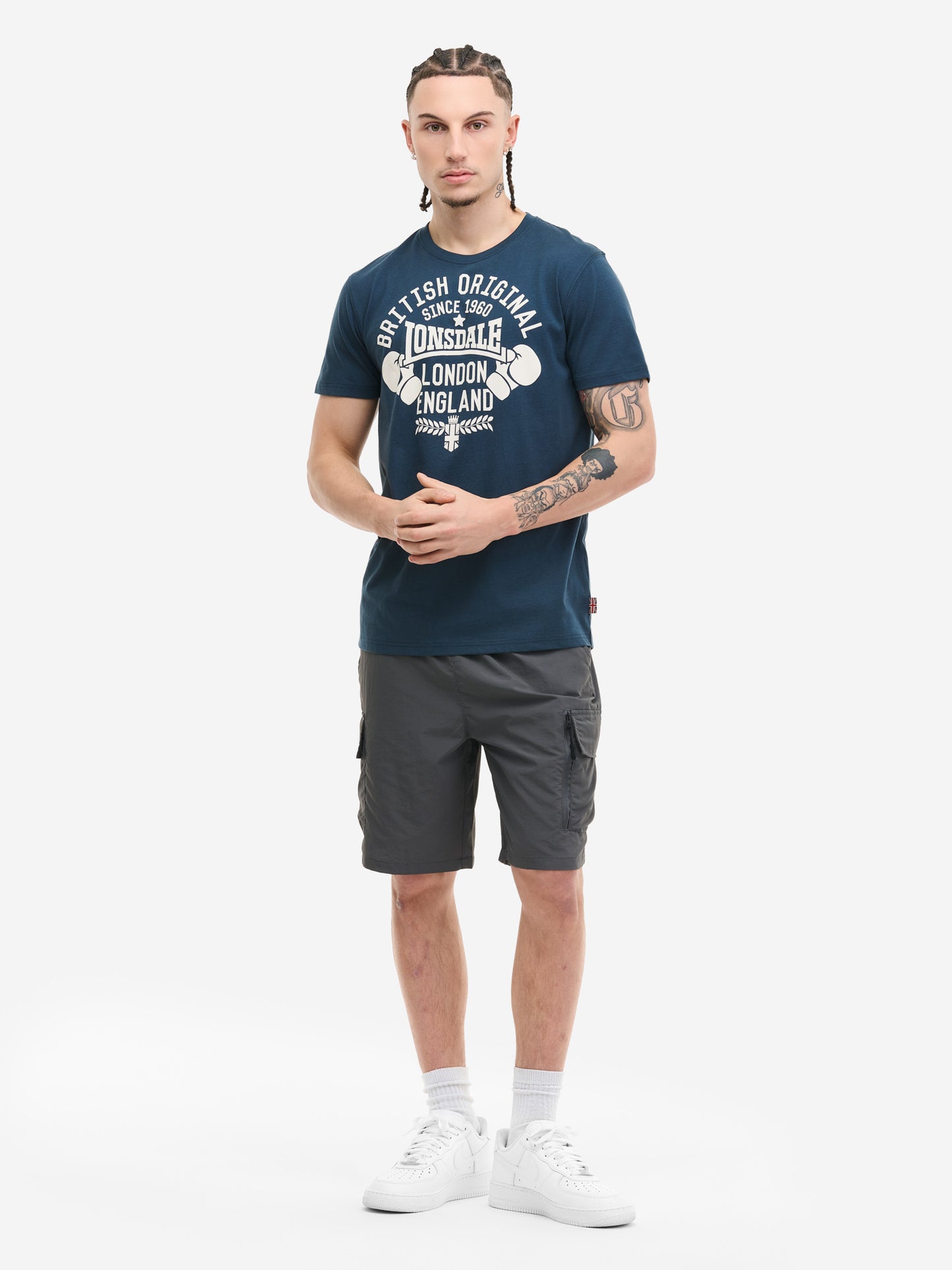 Anthrazitfarbene Lonsdale Herren Cargo-Shorts mit Logo-Print am Bein.