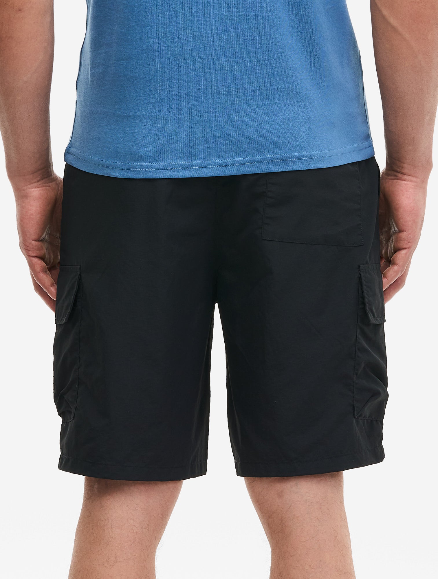 Rückseite der schwarzen Lonsdale Shorts mit aufgesetzter Gesässtasche.
