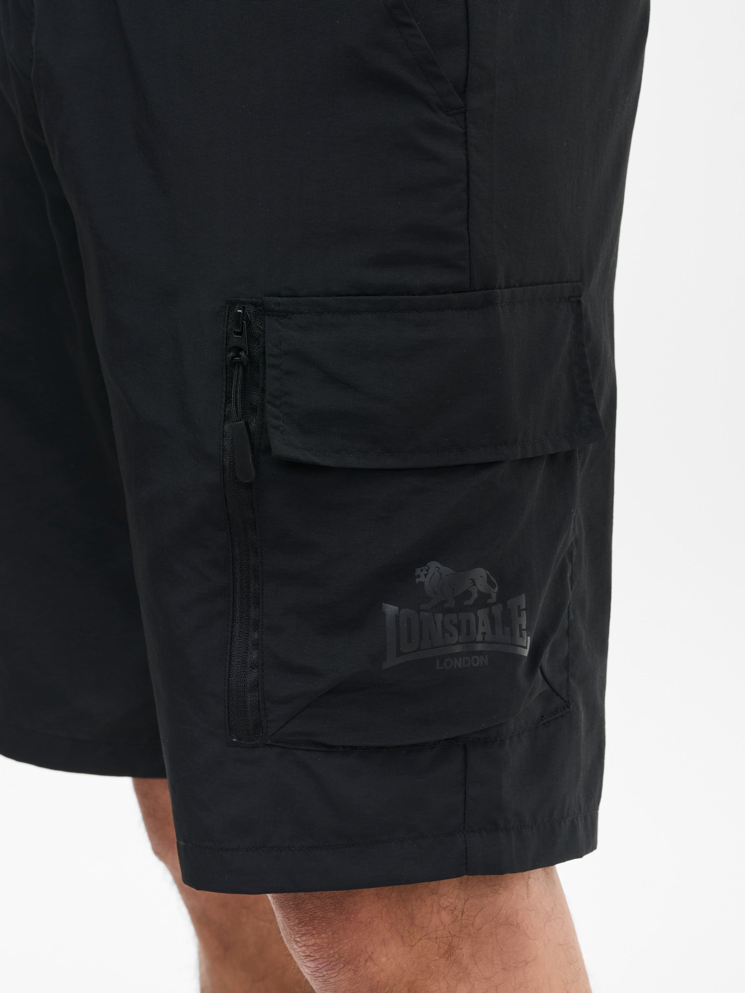 Schwarze Beintasche mit Logo und verstecktem Reissverschlussfach.
