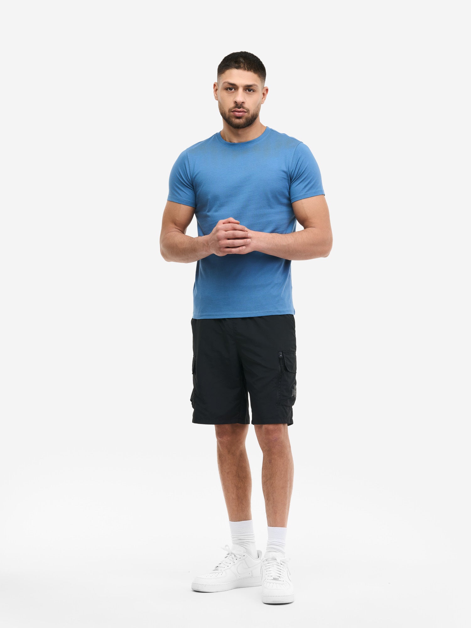 Schwarze Lonsdale Herren Cargo-Shorts mit Logo-Print auf der Beintasche.
