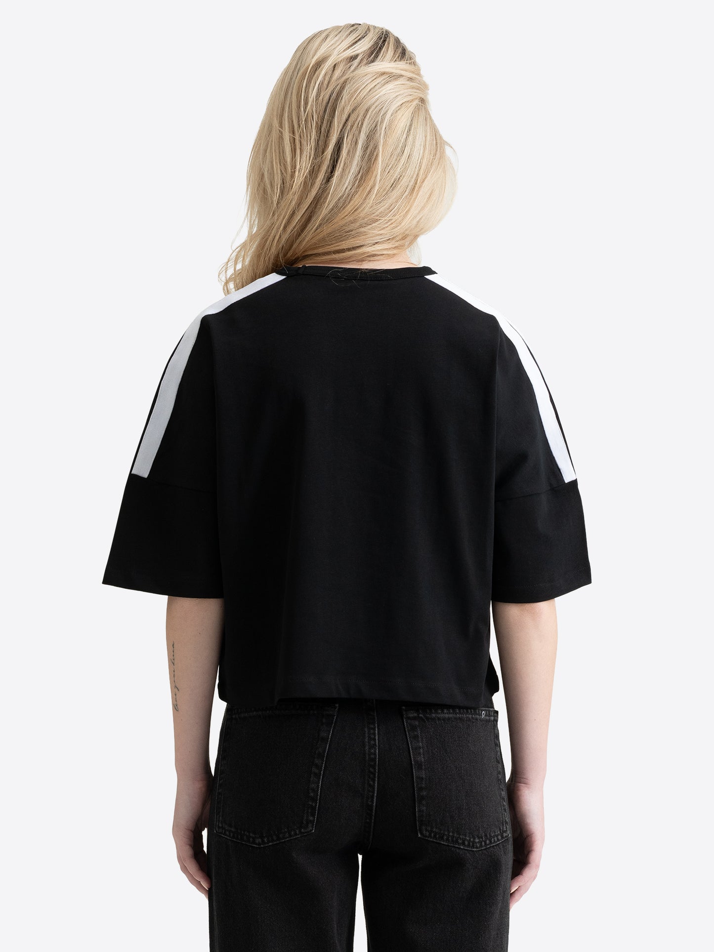 Lonsdale Damen Cropped T-Shirt Schwarz – Rückansicht mit weissen Schulterstreifen.