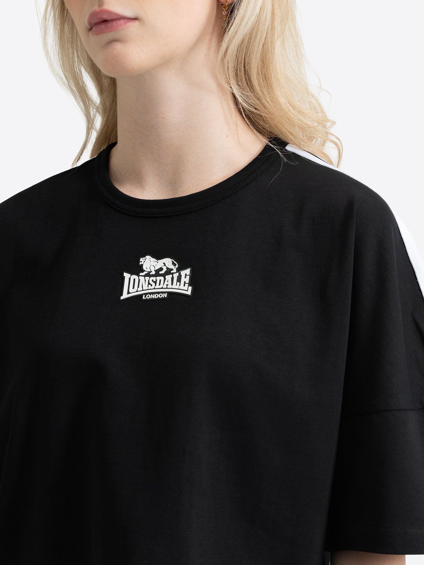 Lonsdale Damen Oversize T-Shirt Schwarz – Detailansicht von Rundhalsausschnitt und 3D-Logo.