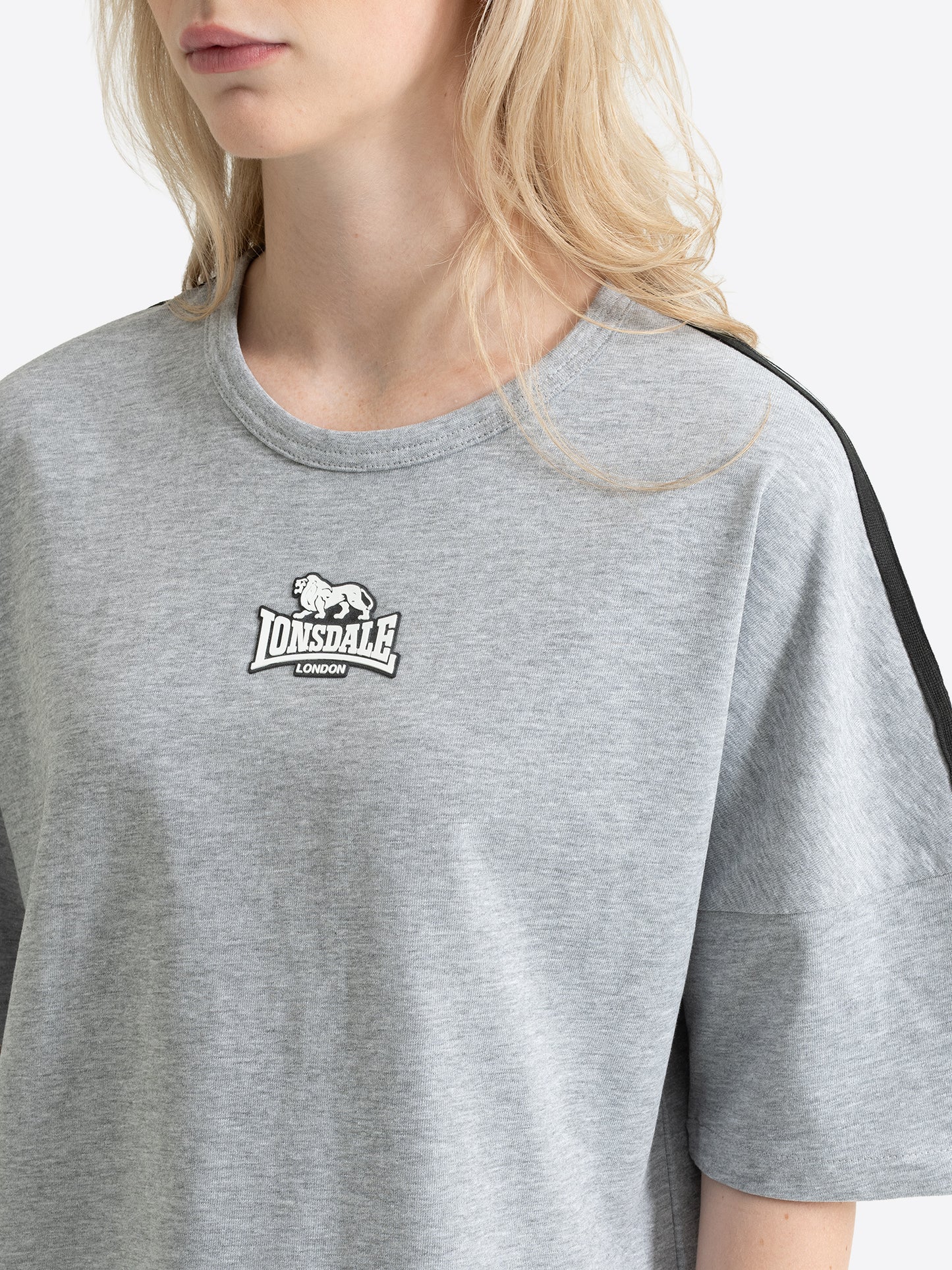Lonsdale Damen T-Shirt Grau meliert – Detailansicht von Logo-Druck und schwarzen Schulterstreifen.