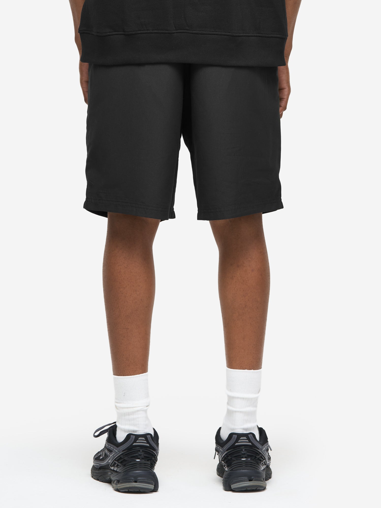 Rückansicht der schwarzen Funktionsshorts.