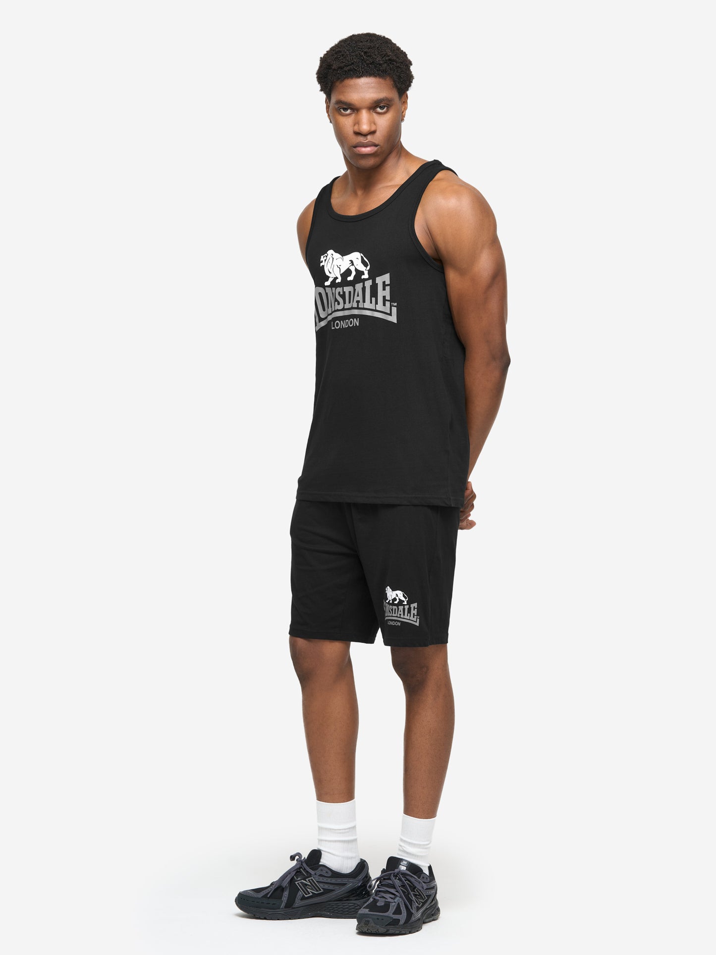 Lonsdale Herren Singlet & Shorts Set in Schwarz, normale Passform mit mehrfarbigem Logo