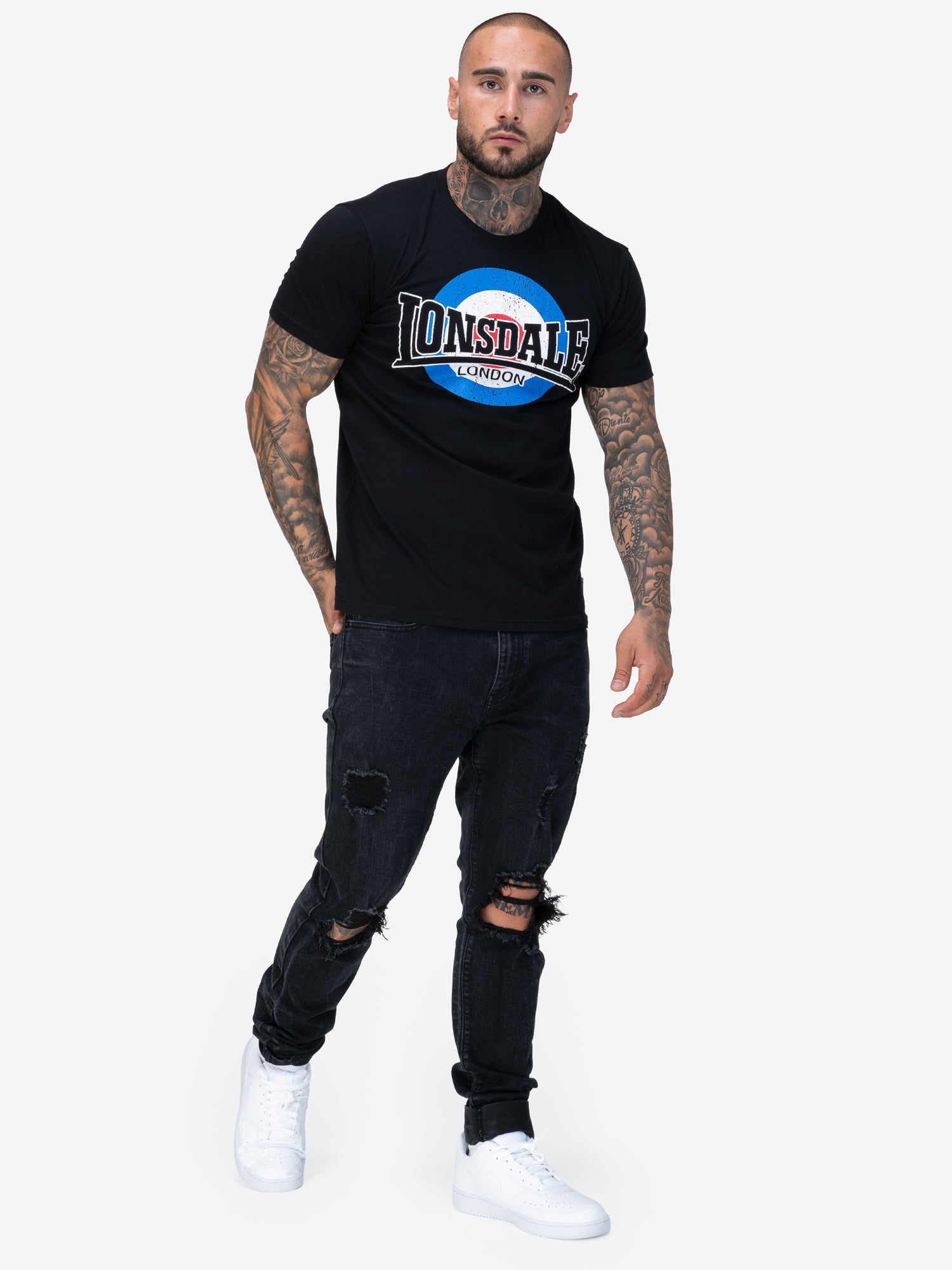 Lonsdale T-Shirt mit Rundhalsausschnitt, dreifarbigem Vintage-Logo auf der Brust und kleinem Union-Jack-Label an der linken Seitennah