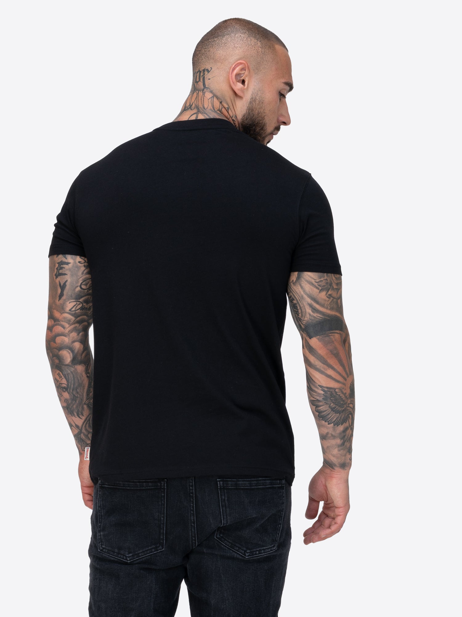 Lonsdale T-Shirt mit Rundhalsausschnitt, dreifarbigem Vintage-Logo auf der Brust und kleinem Union-Jack-Label an der linken Seitennah
