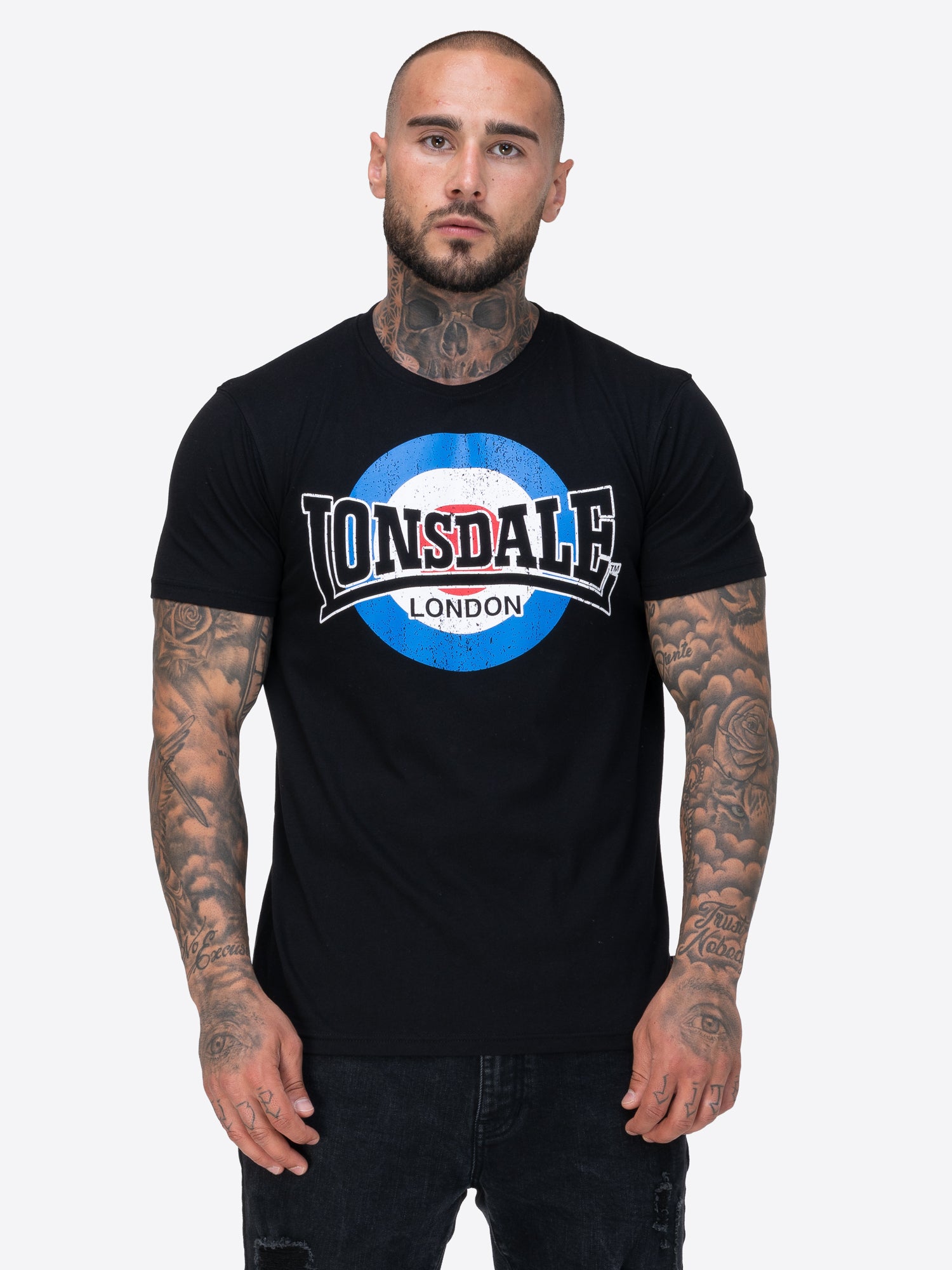 Lonsdale T-Shirt mit Rundhalsausschnitt, dreifarbigem Vintage-Logo auf der Brust und kleinem Union-Jack-Label an der linken Seitennah