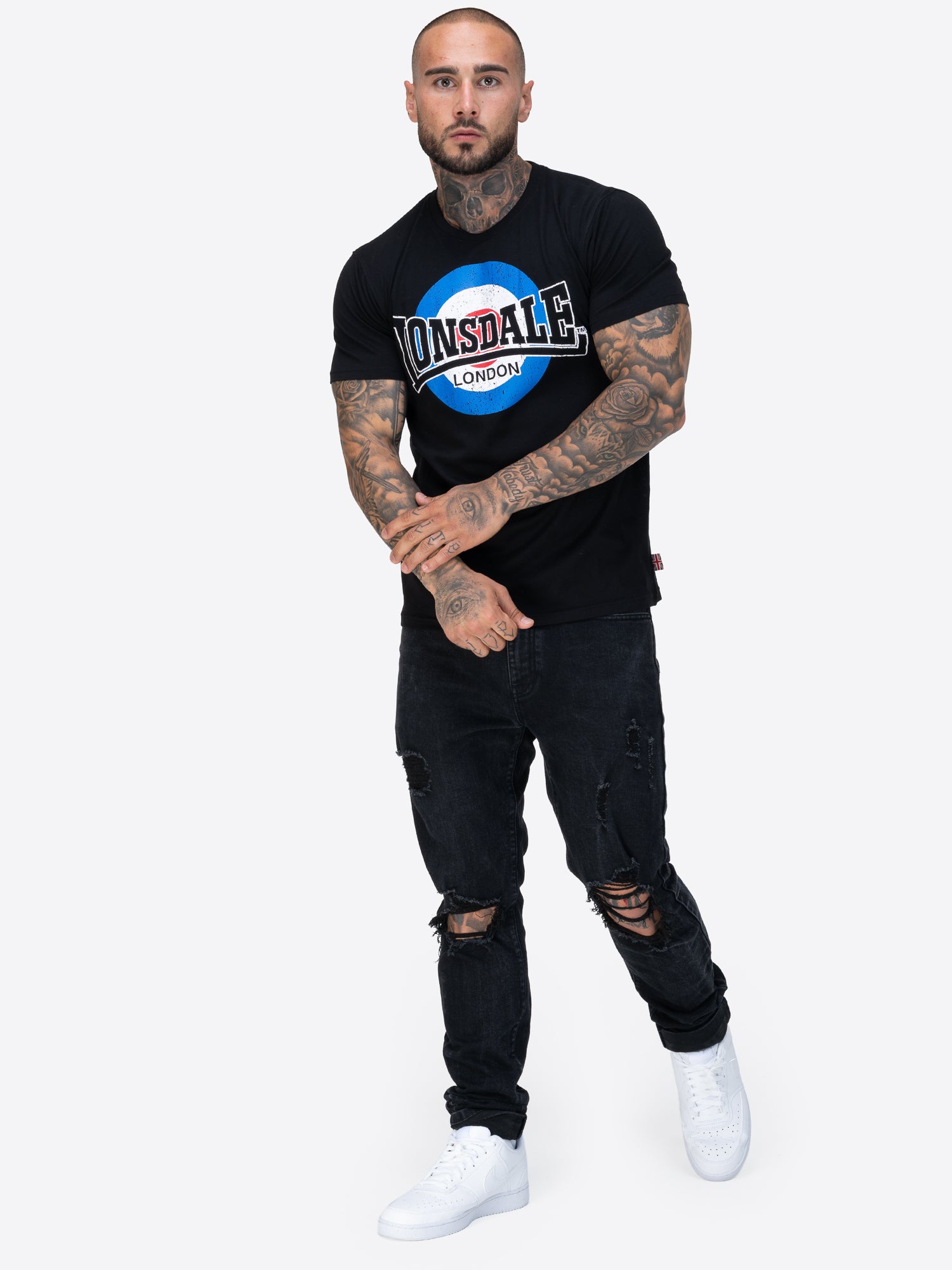 Lonsdale T-Shirt mit Rundhalsausschnitt, dreifarbigem Vintage-Logo auf der Brust und kleinem Union-Jack-Label an der linken Seitennah