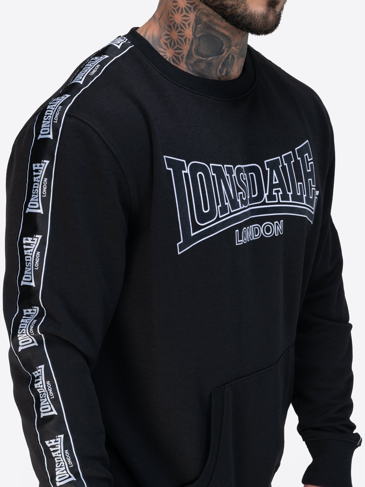 Lonsdale Sweatshirt mit Rundhals, Brust-Flockdruck, Schulter- und Ärmel- Webband, Union Jack-Label an der Seite