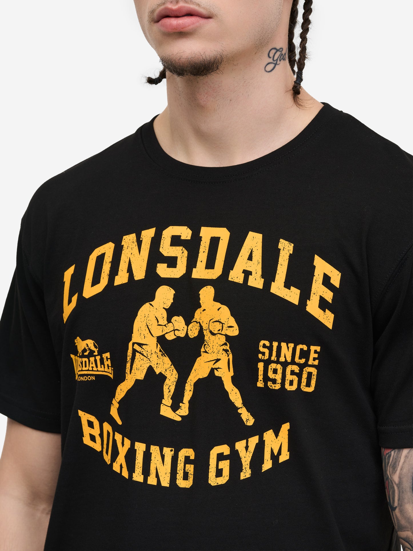 Lonsdale T-Shirt Detailaufnahme gelber Lonsdale Boxing Gym Print auf schwarzer gekämmter Baumwolle mit Union-Jack-Label.