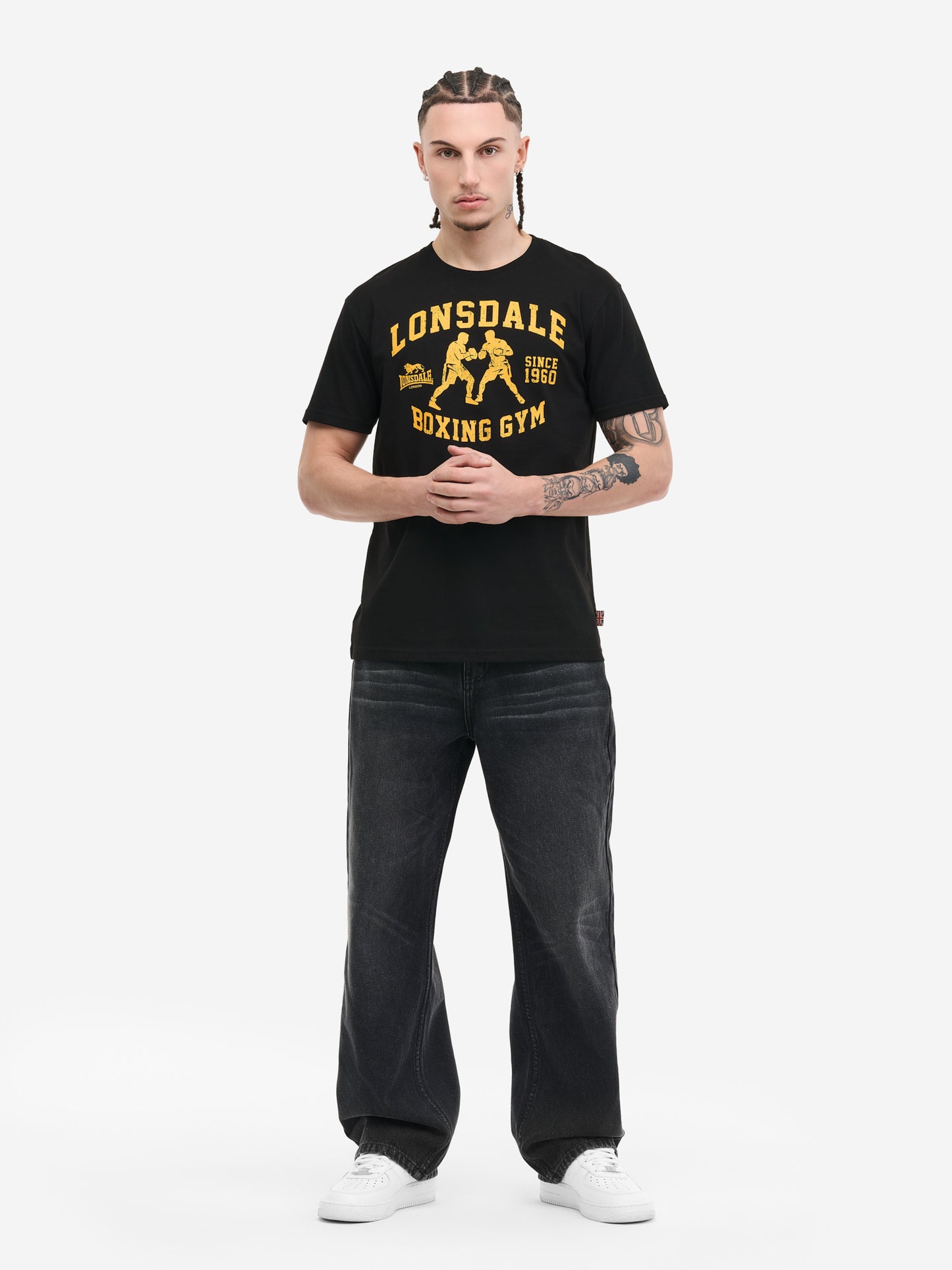 Schwarzes Lonsdale Herren T-Shirt mit gelbem Boxing Gym Logo-Print und Boxer-Motiv auf der Brust.