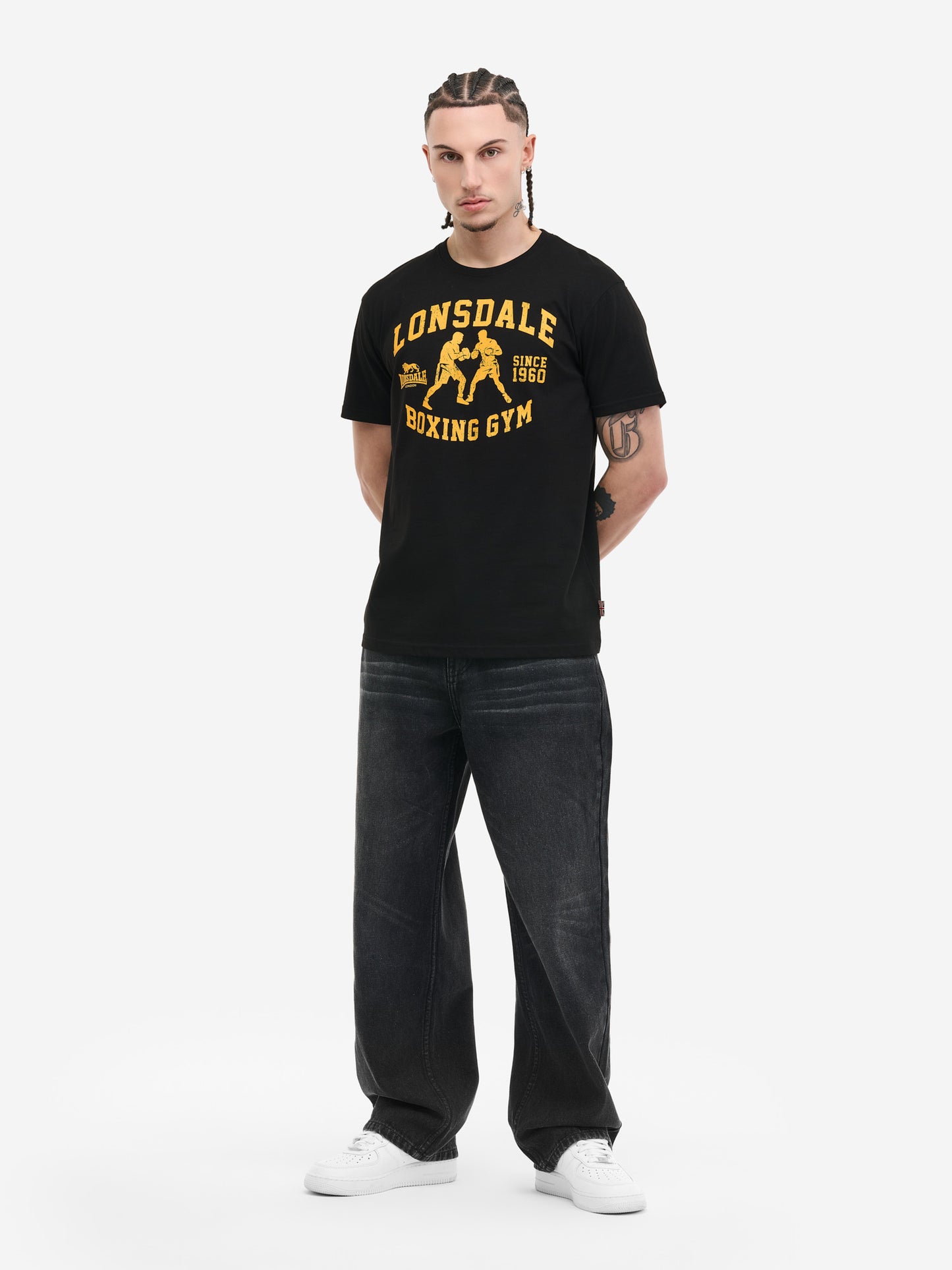 Schwarzes Lonsdale Herren T-Shirt mit gelbem Boxing Gym Logo-Print und Boxer-Motiv auf der Brust.