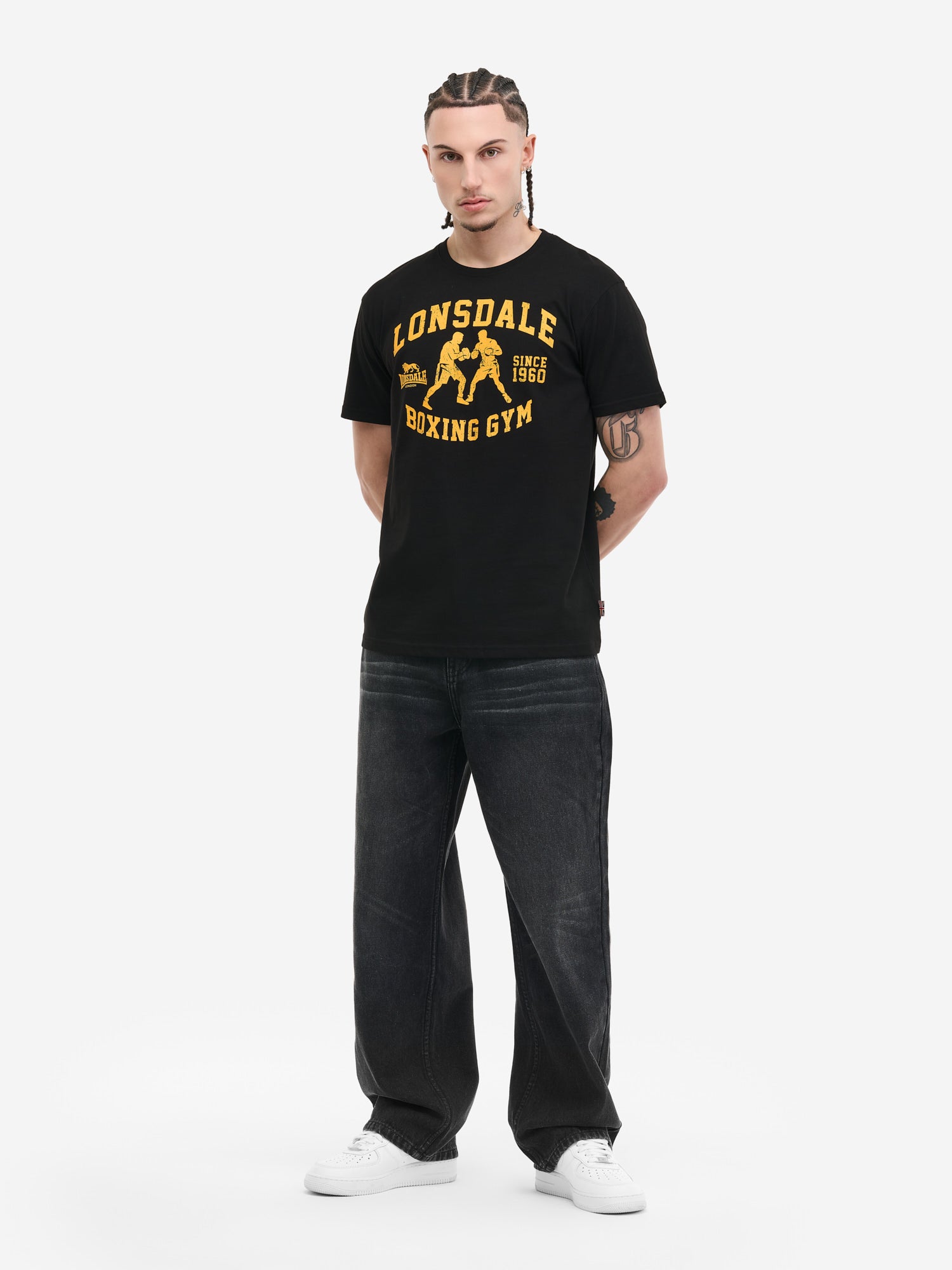 Schwarzes Lonsdale Herren T-Shirt mit gelbem Boxing Gym Logo-Print und Boxer-Motiv auf der Brust.
