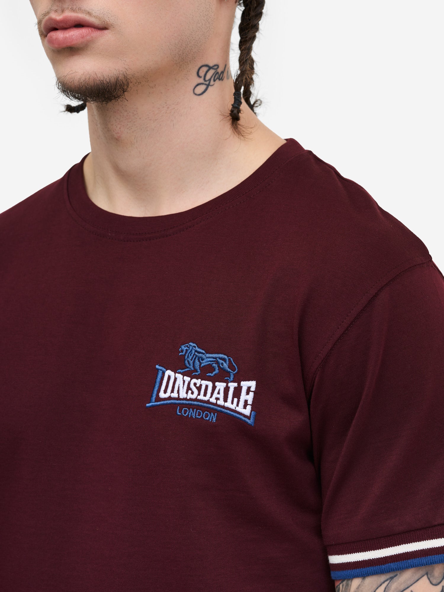 Detail: Lonsdale Oxblood Logo-Stickerei und gestreifte Ärmelbündchen