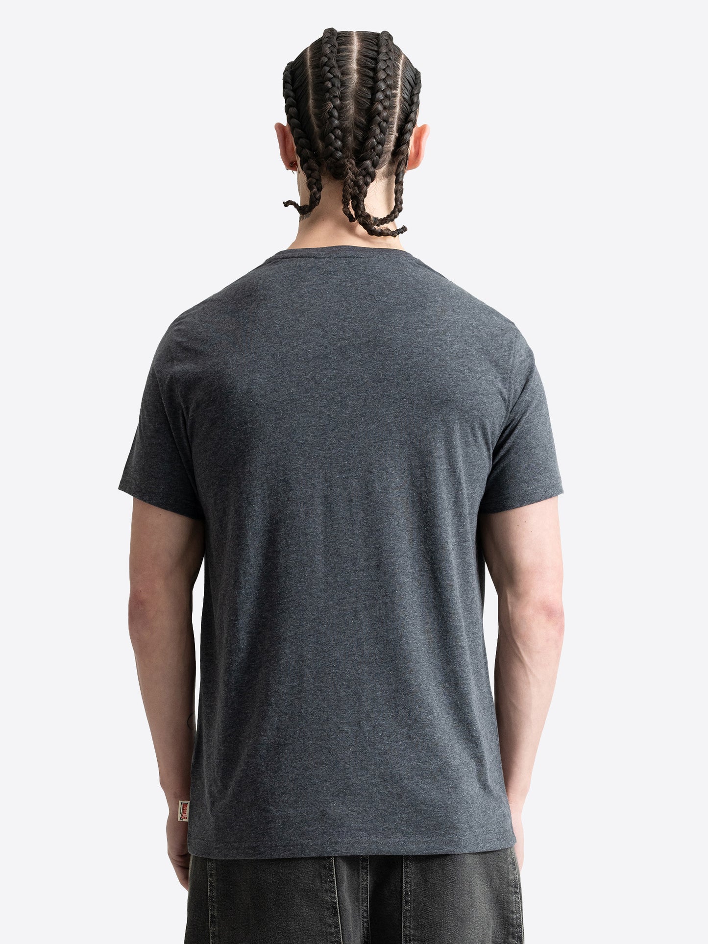 Rückseite des gerade geschnittenen Herren T-Shirts in Anthrazit mit klassischem Rundhalsausschnitt.